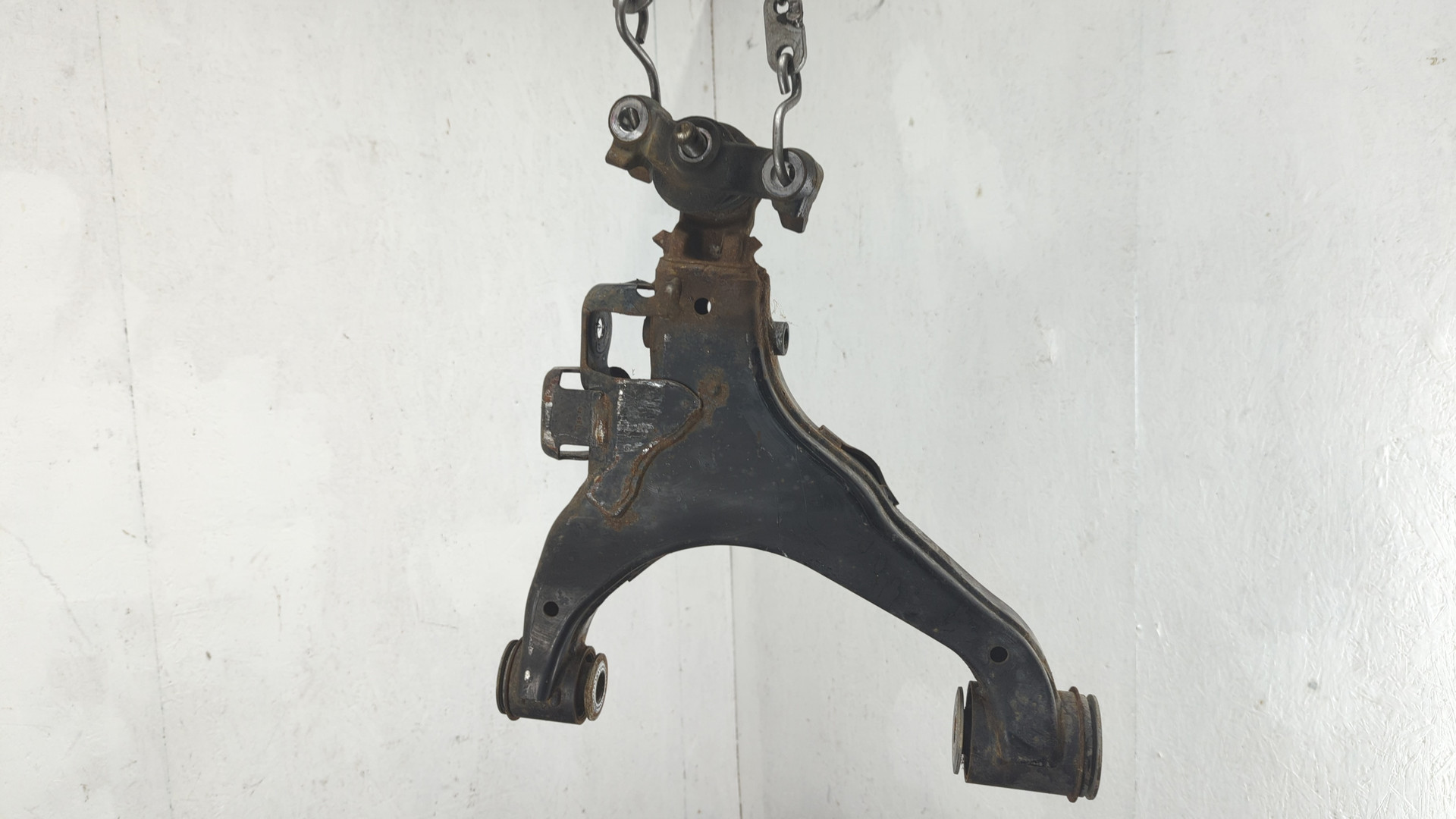 Рычаг передний левый