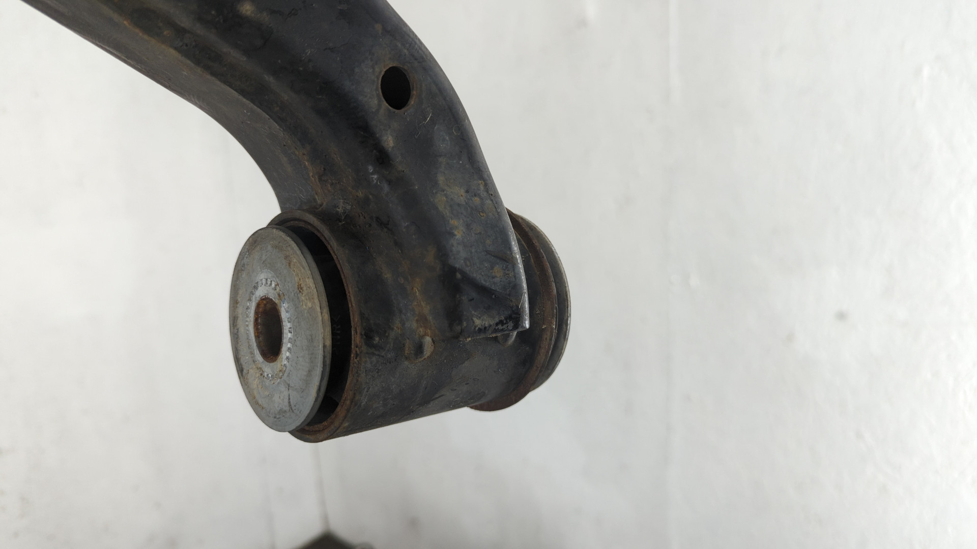 Рычаг передний левый