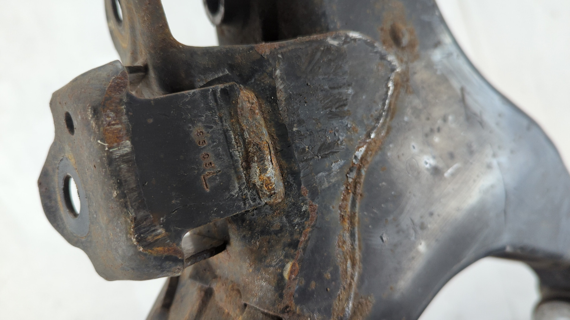 Рычаг передний левый