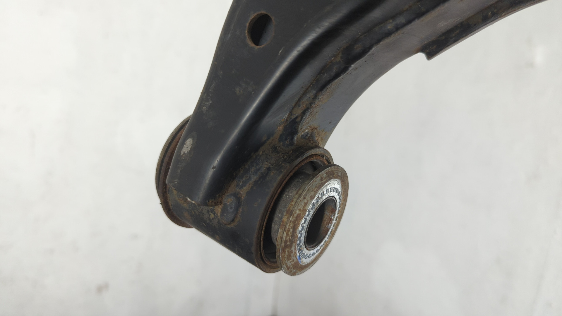 Рычаг передний левый