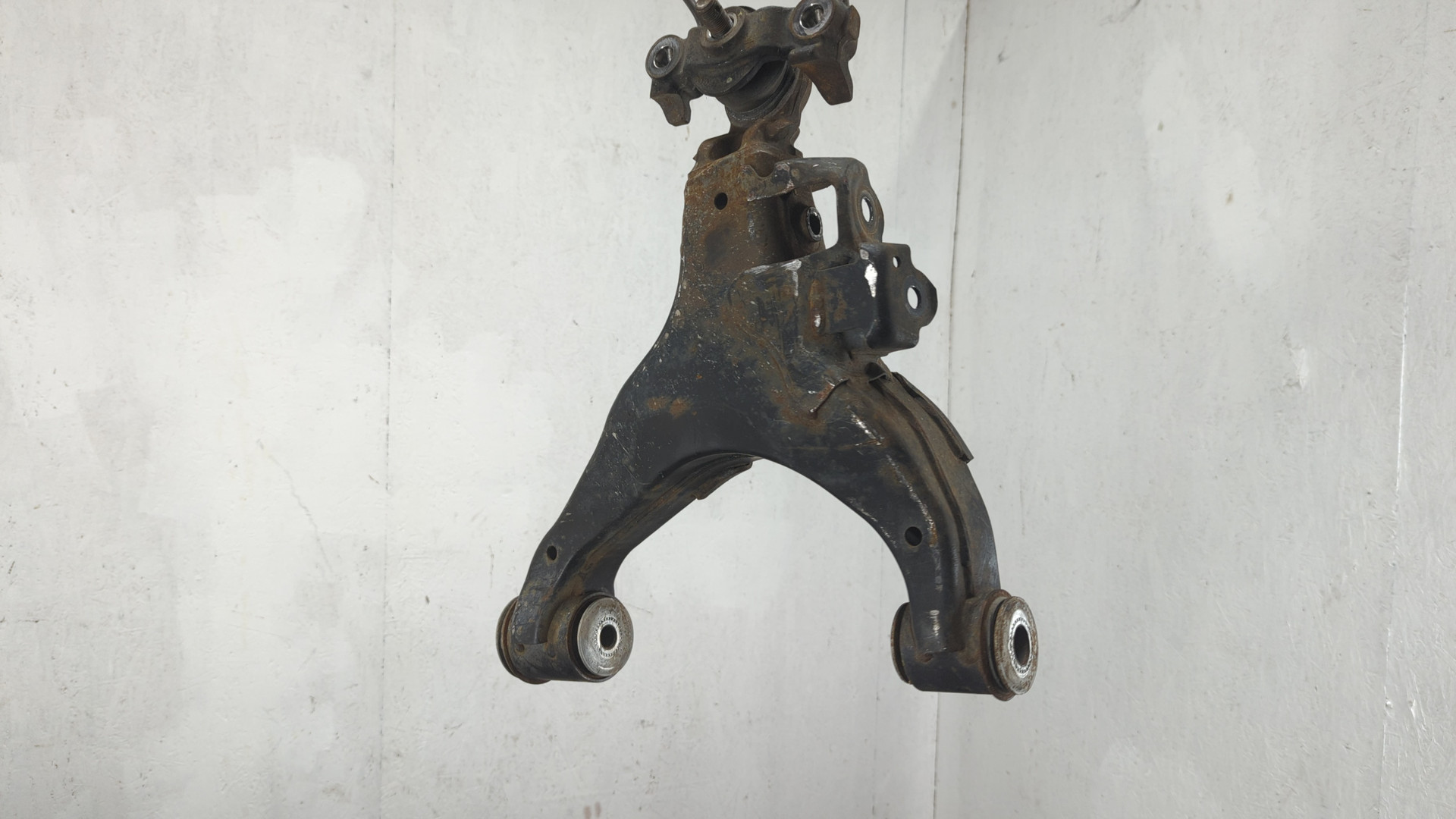 Рычаг передний правый