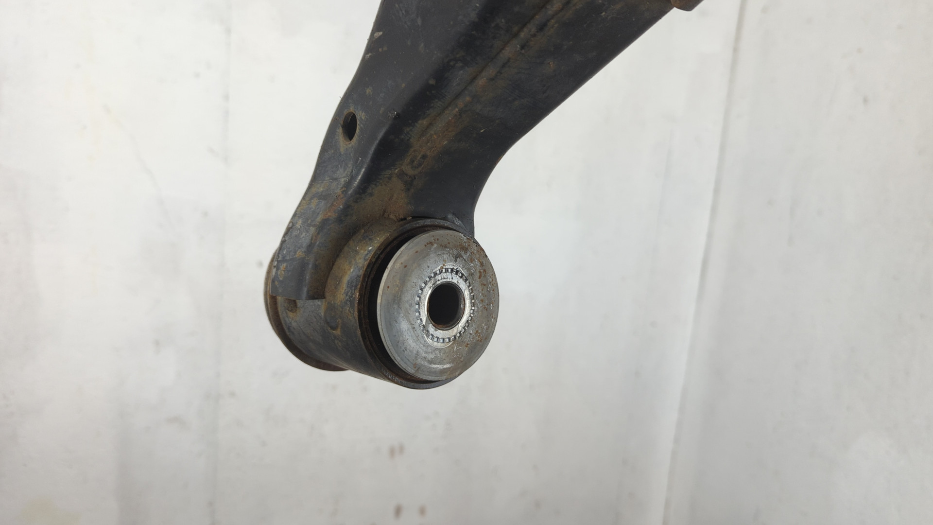 Рычаг передний правый