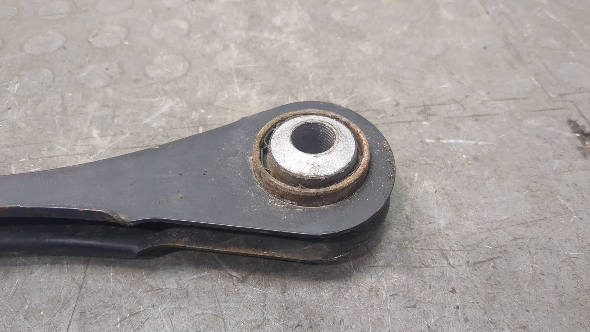 Рычаг задний левый