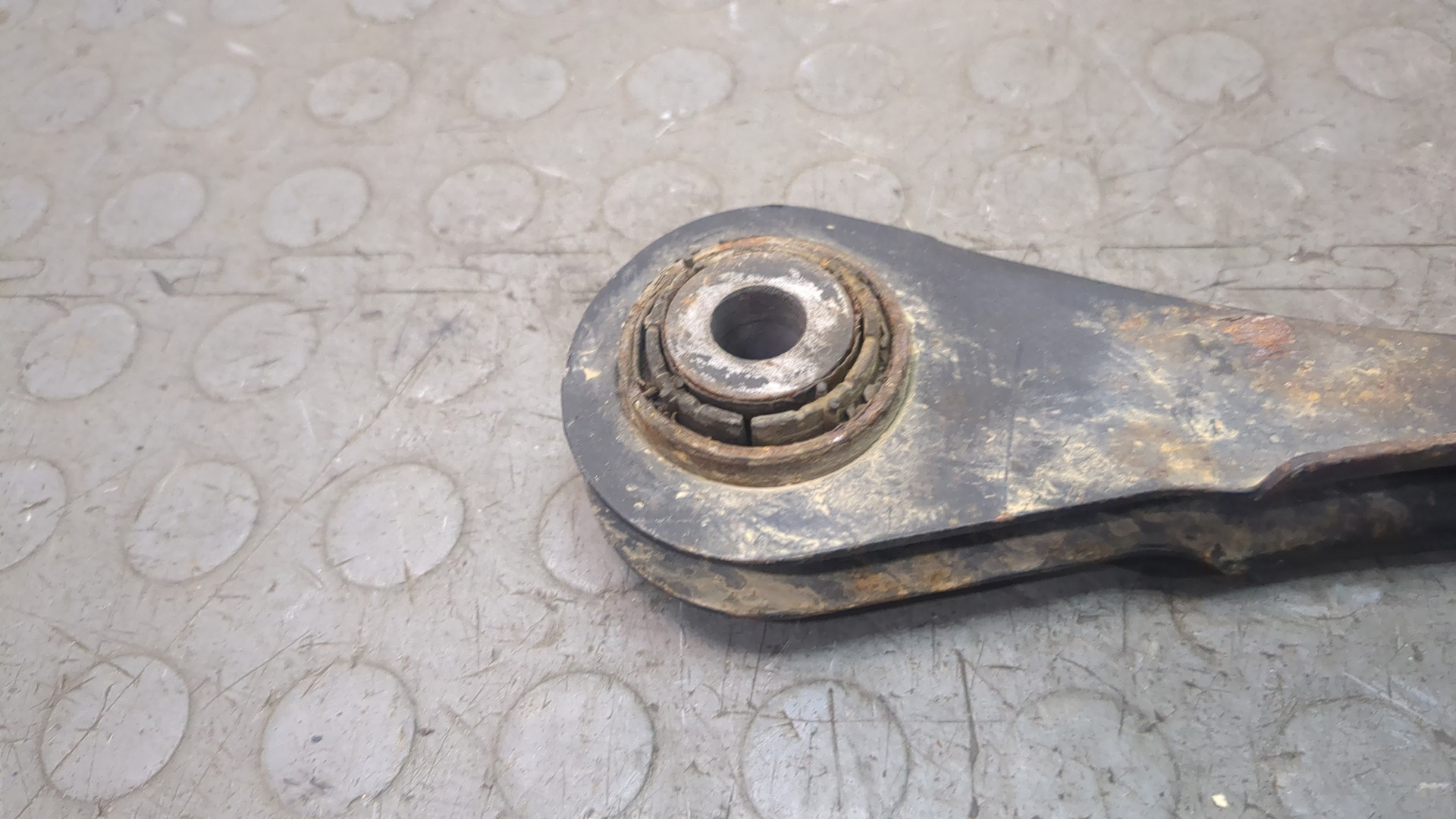 Рычаг задний левый