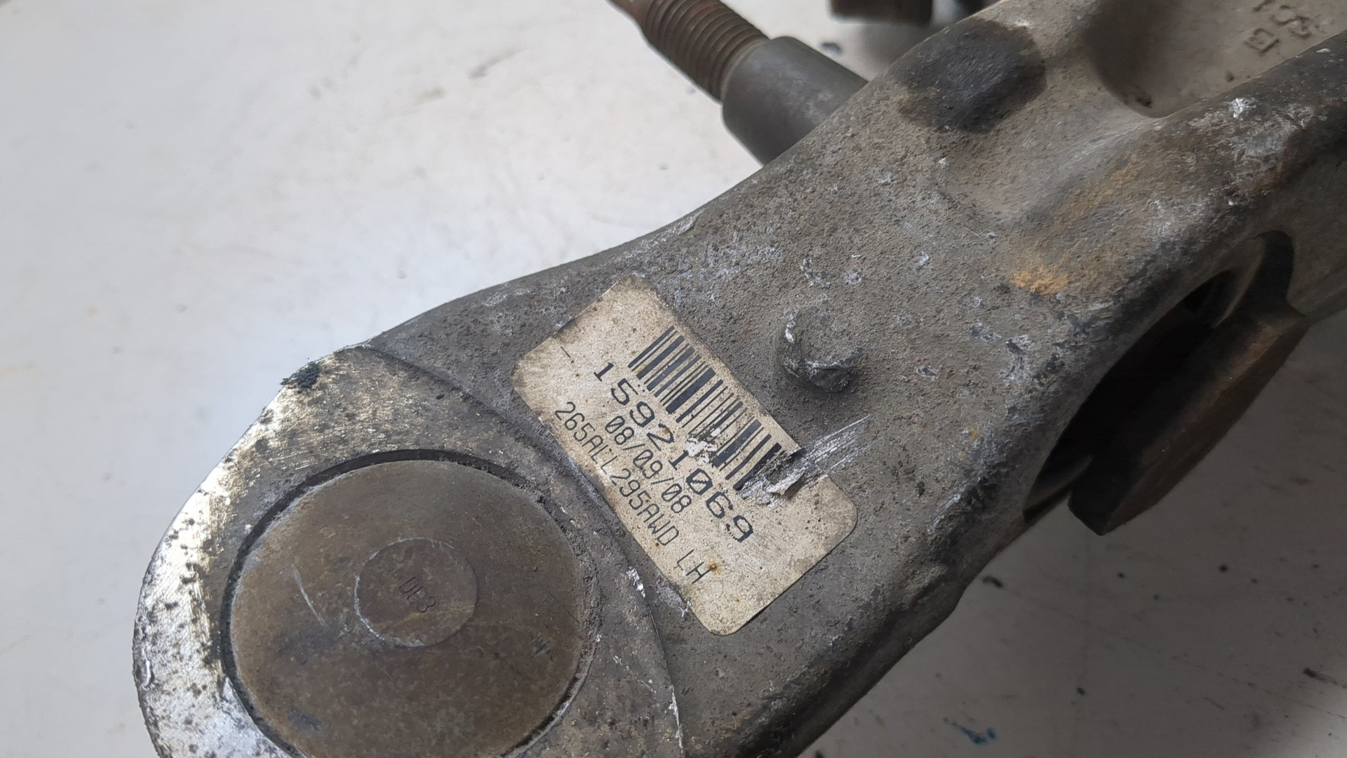 Рычаг передний левый