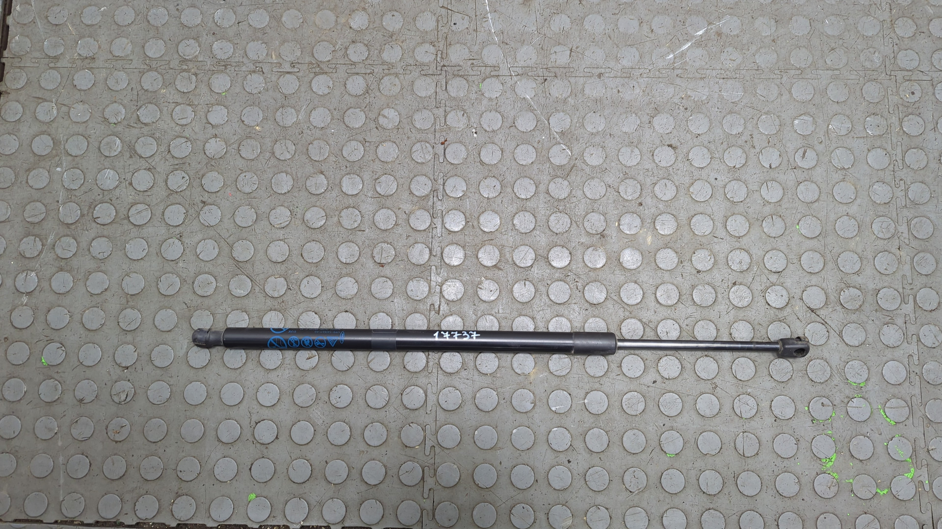 Амортизатор крышки багажника