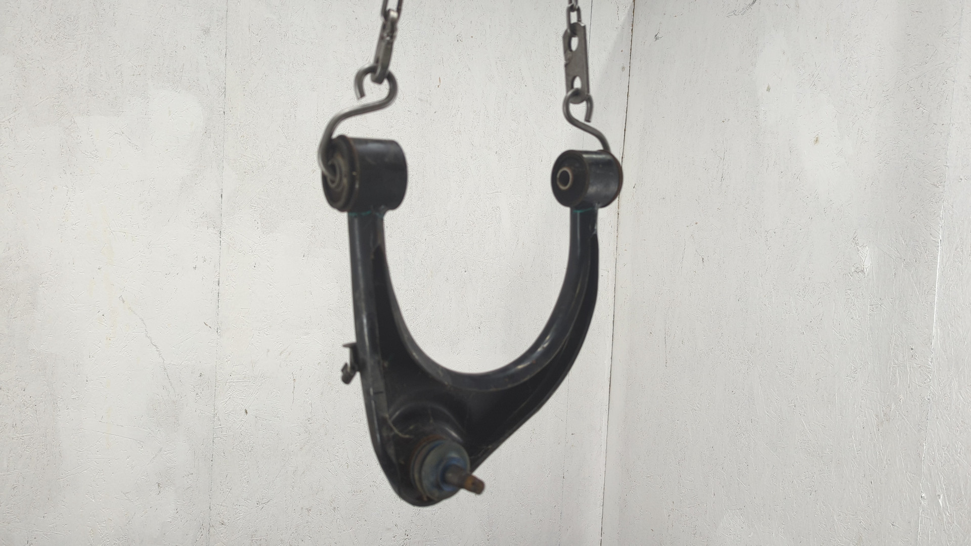 Рычаг передний левый