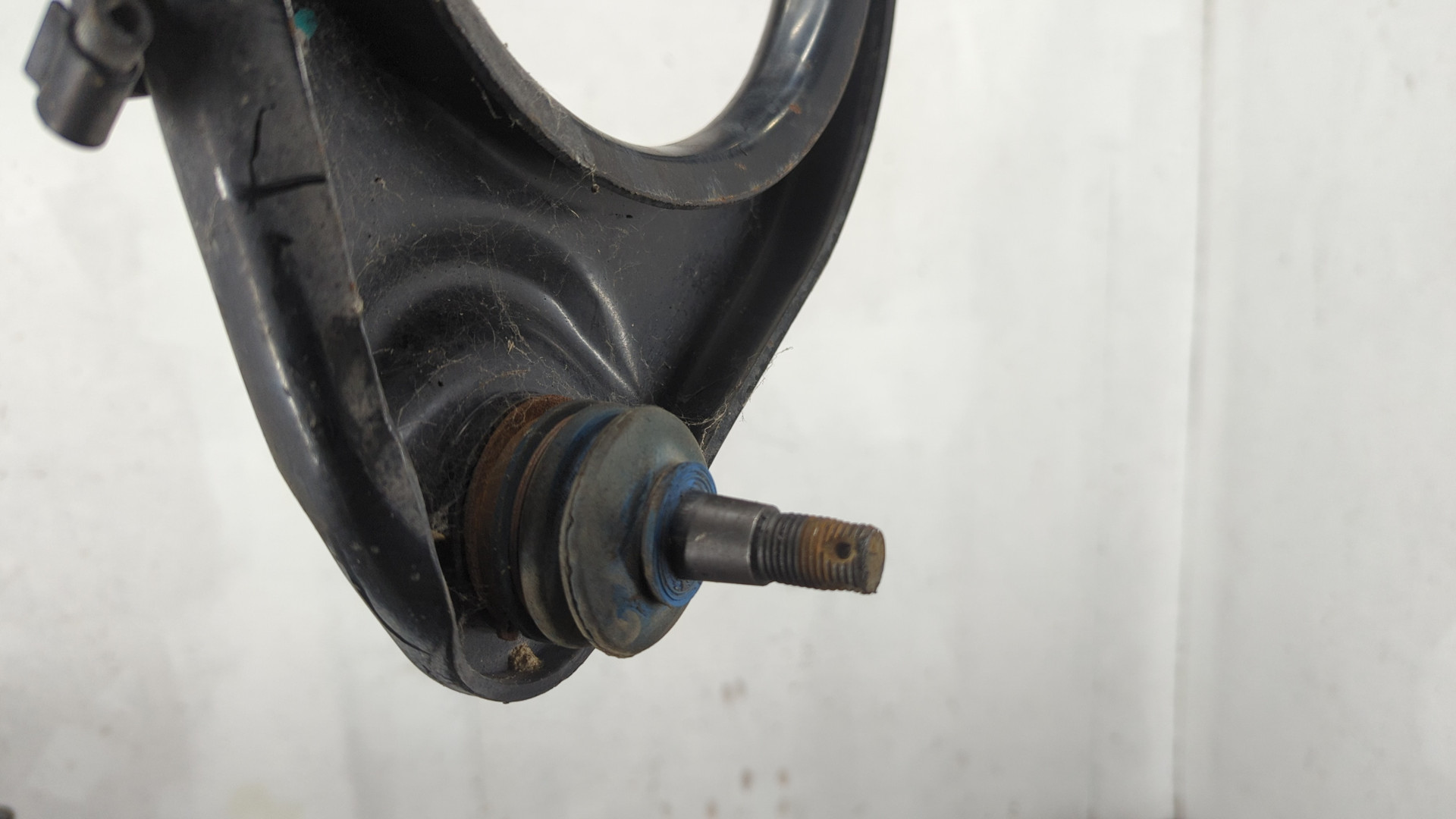 Рычаг передний левый