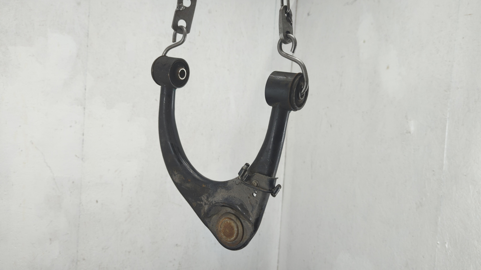 Рычаг передний левый