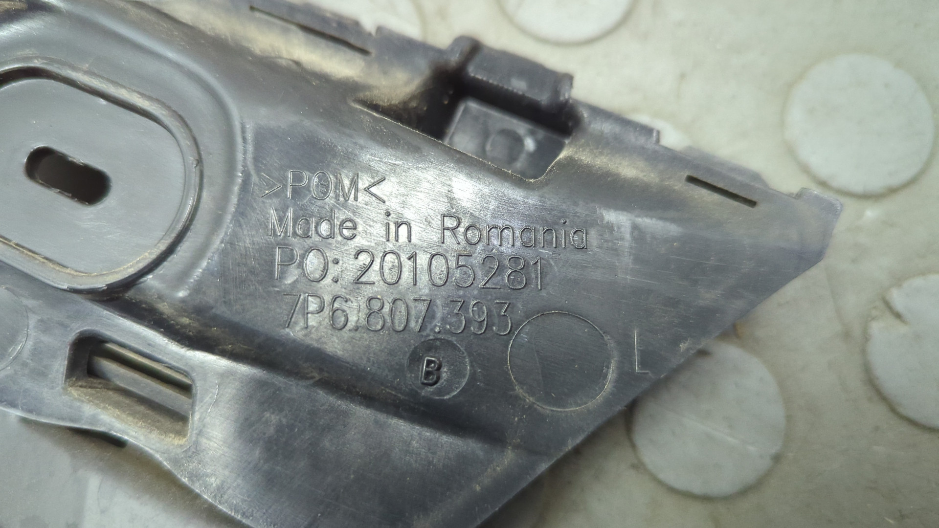 Кронштейн заднего бампера левый