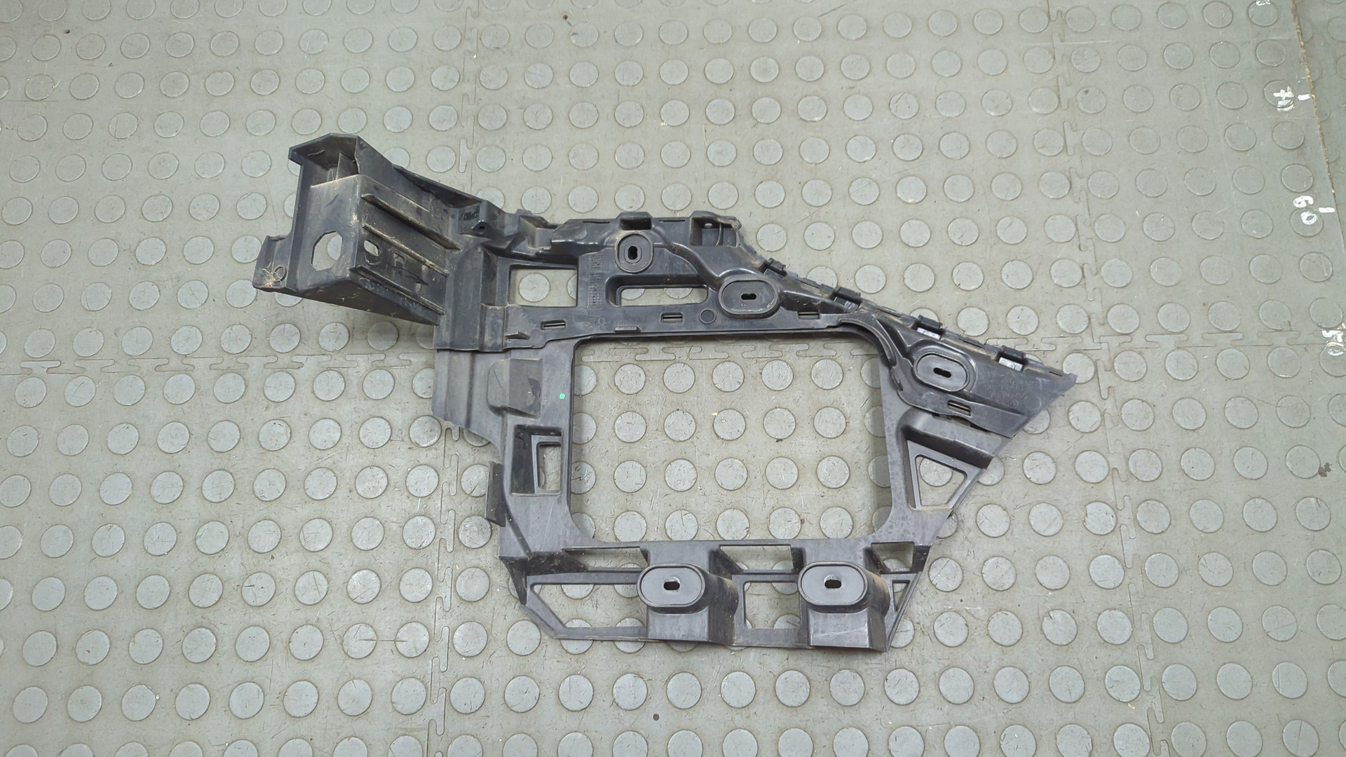 Кронштейн заднего бампера левый