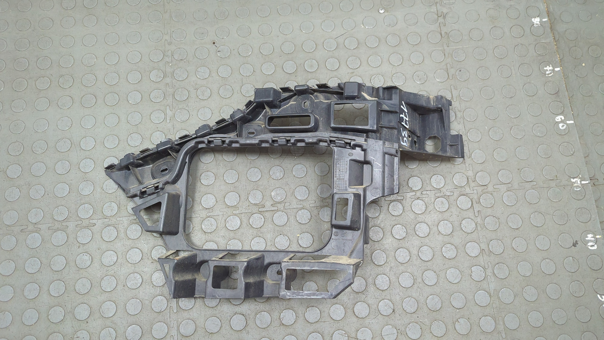 Кронштейн заднего бампера левый