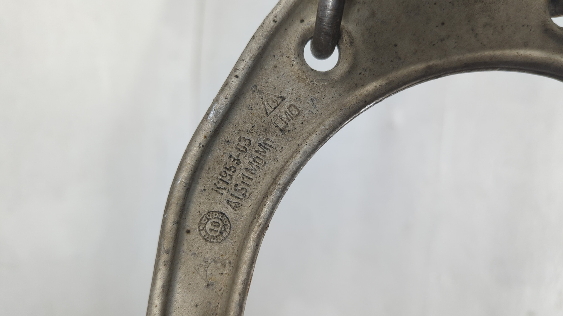 Рычаг передний