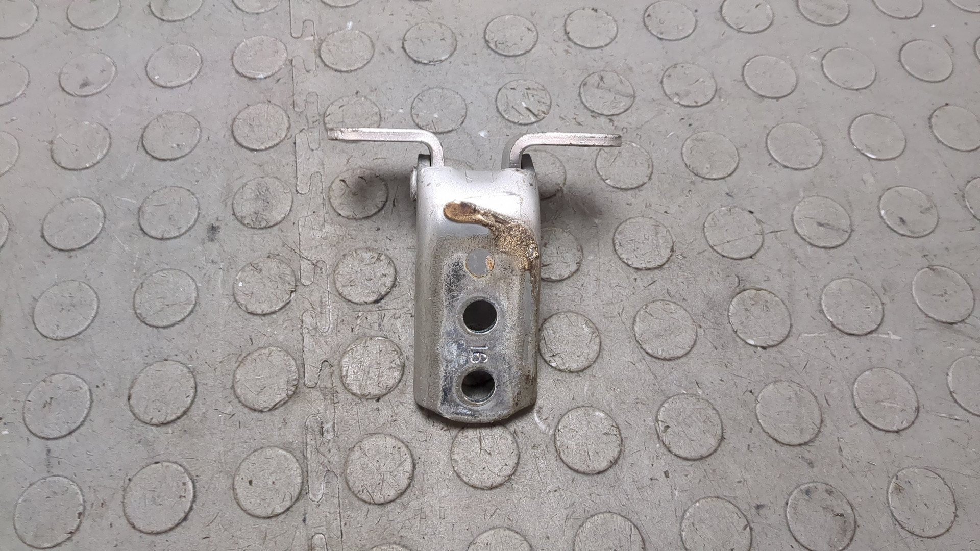 Петля двери