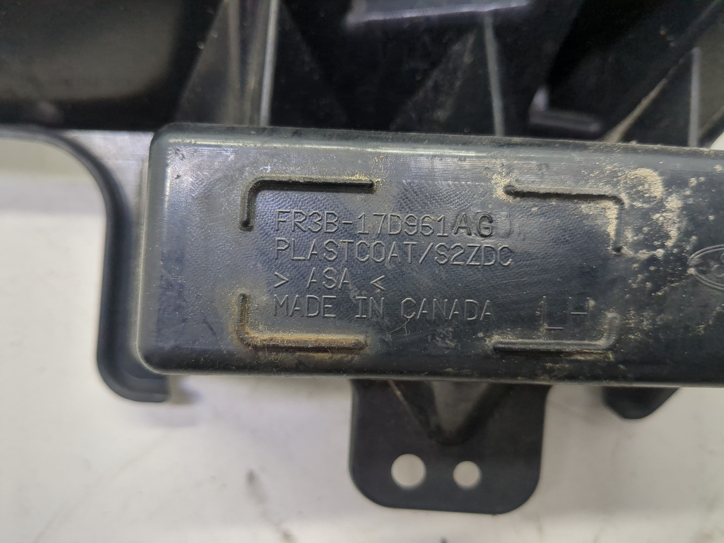 Кронштейн заднего бампера левый