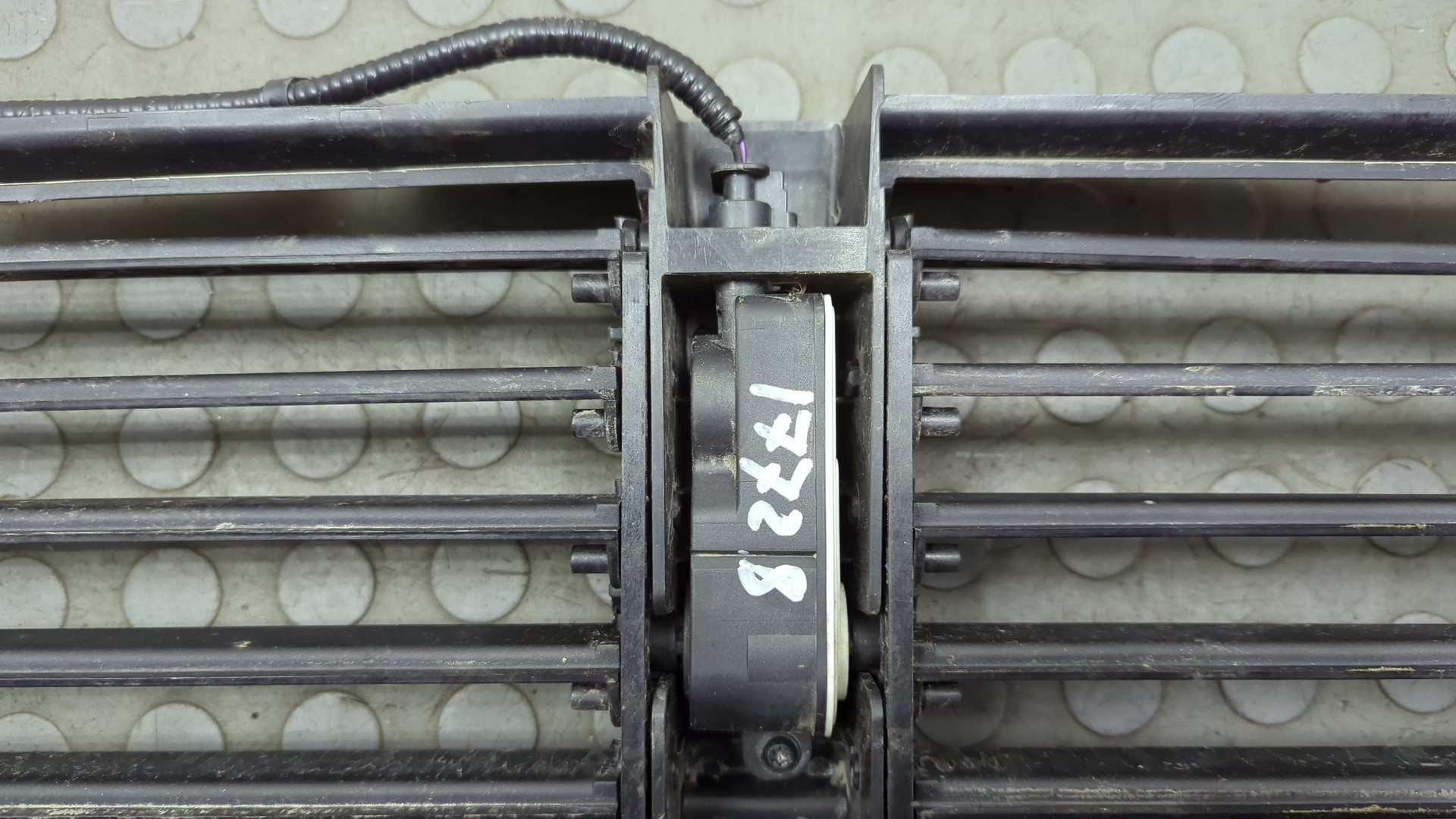 Жалюзи (воздуховод) бампера переднего