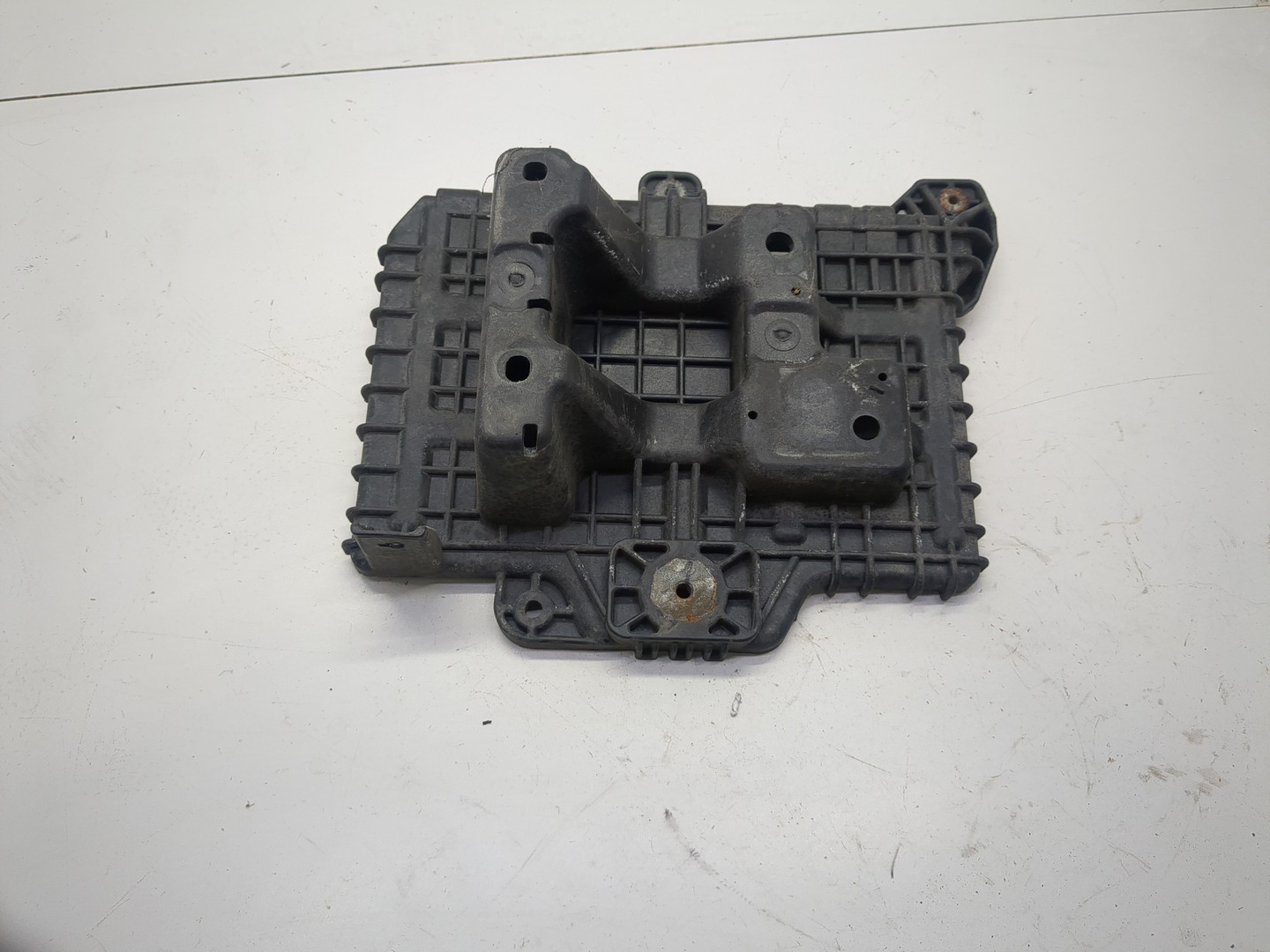 Площадка под аккумулятор (АКБ)