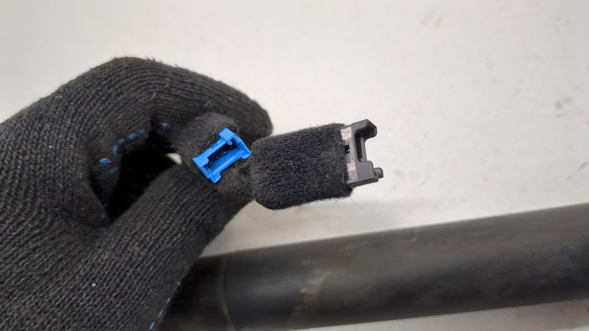 Амортизатор крышки багажника