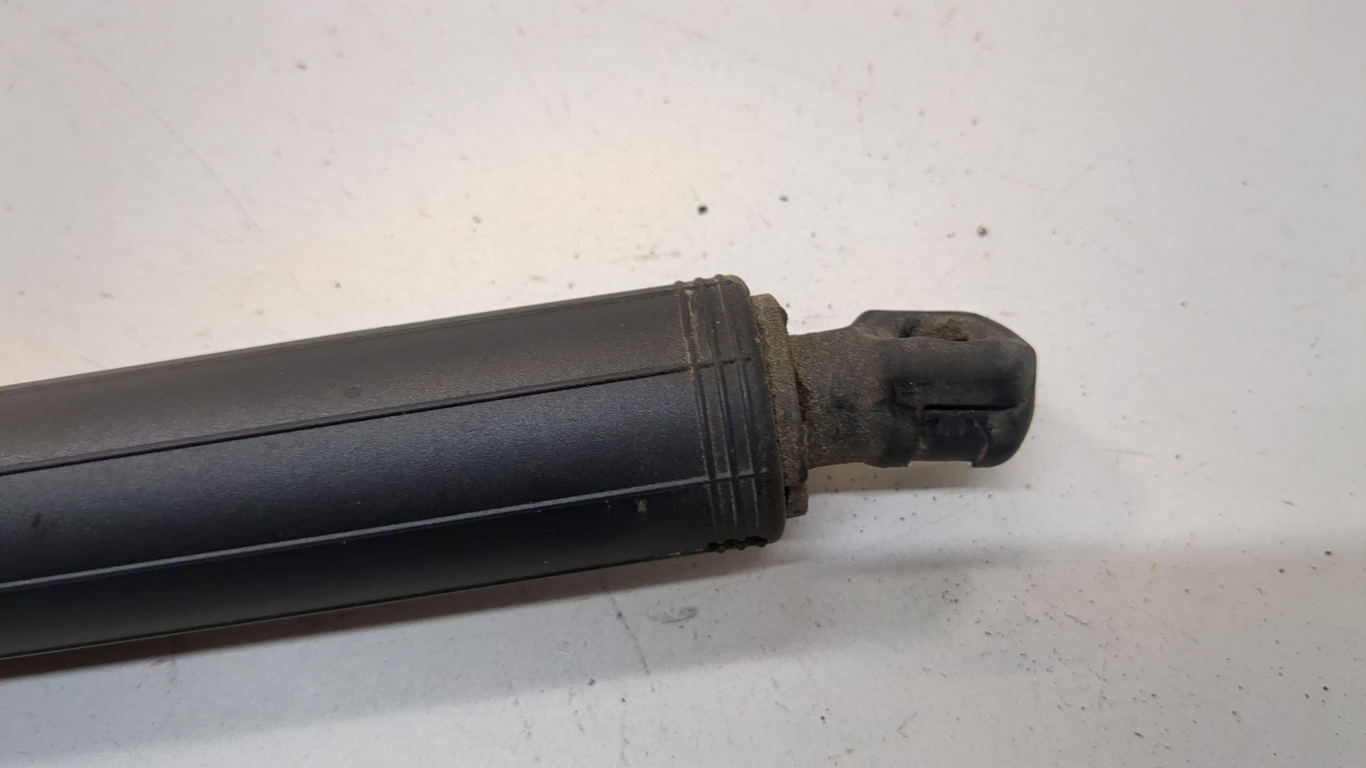 Амортизатор крышки багажника