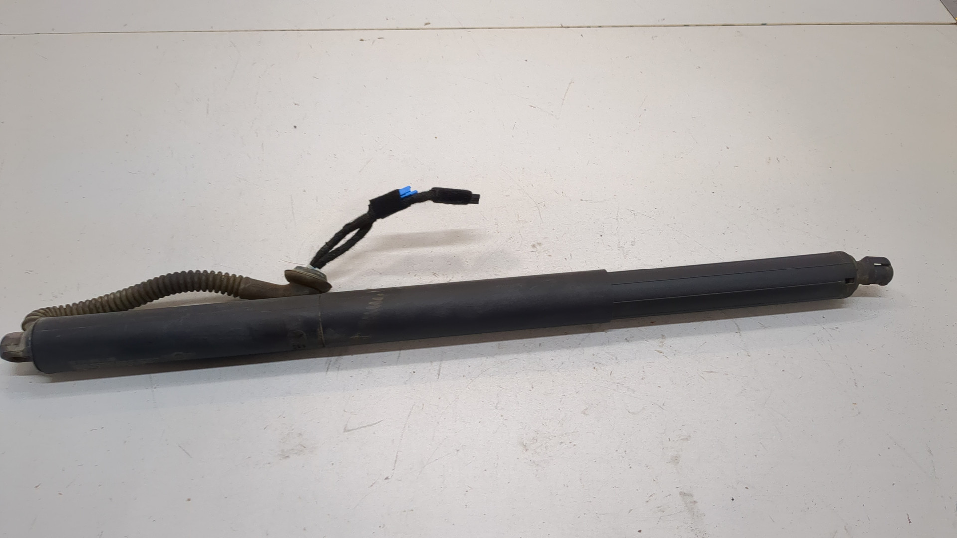 Амортизатор крышки багажника