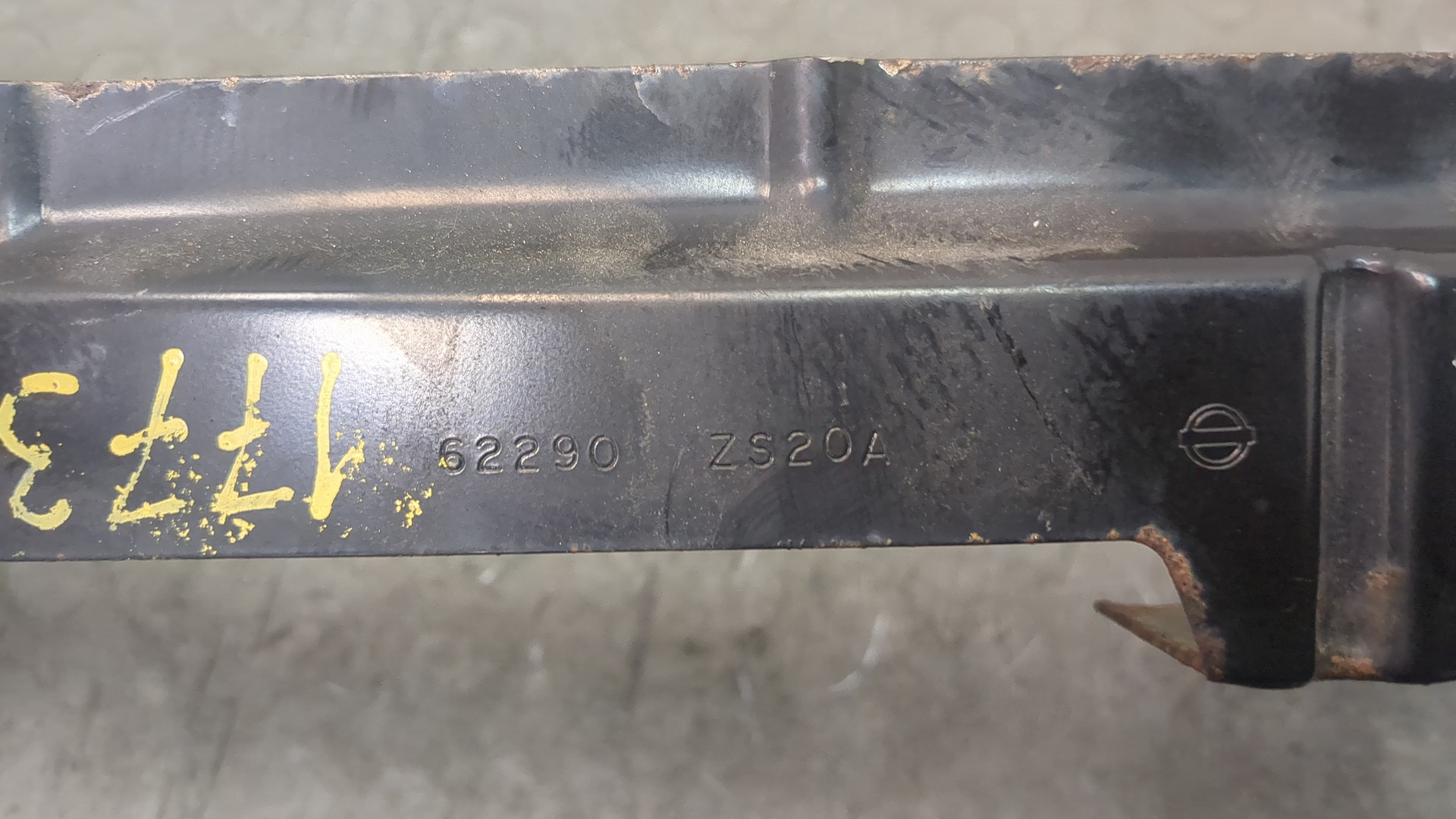 Кронштейн переднего бампера