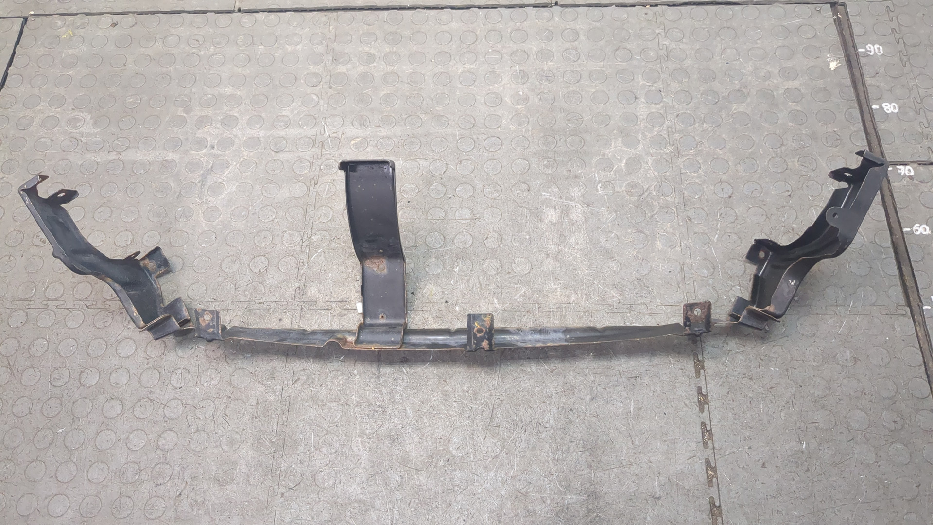 Кронштейн переднего бампера