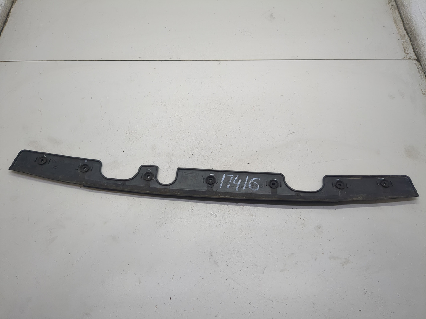 Кожух замка капота