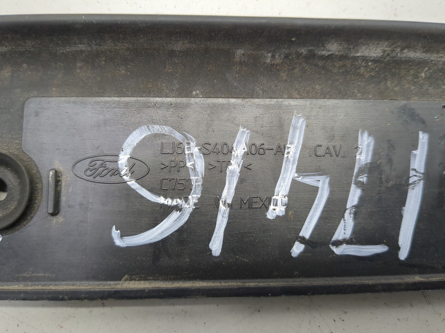 Кожух замка капота