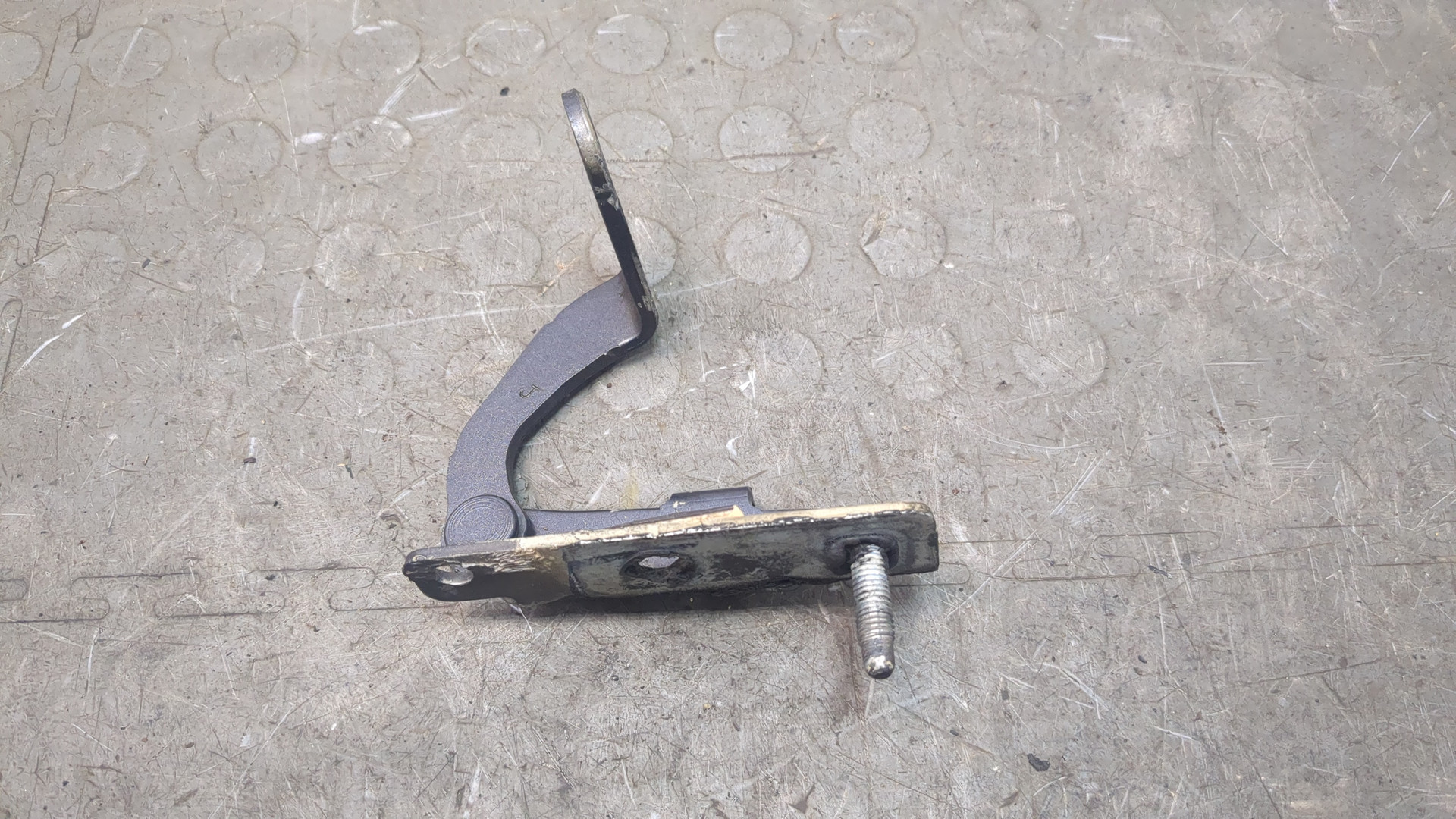 Петля крышки багажника