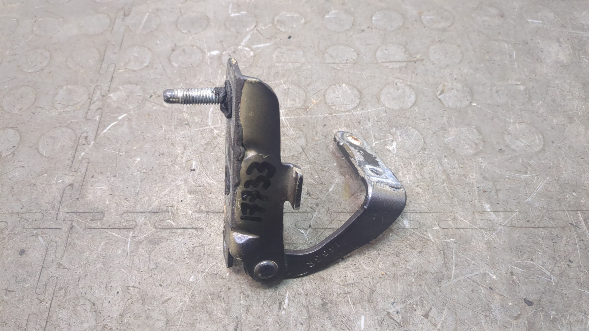 Петля крышки багажника