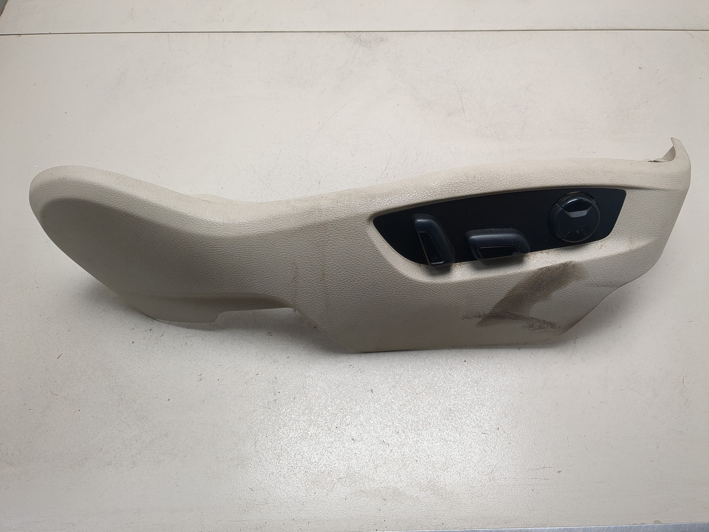 Кнопка регулировки сидения