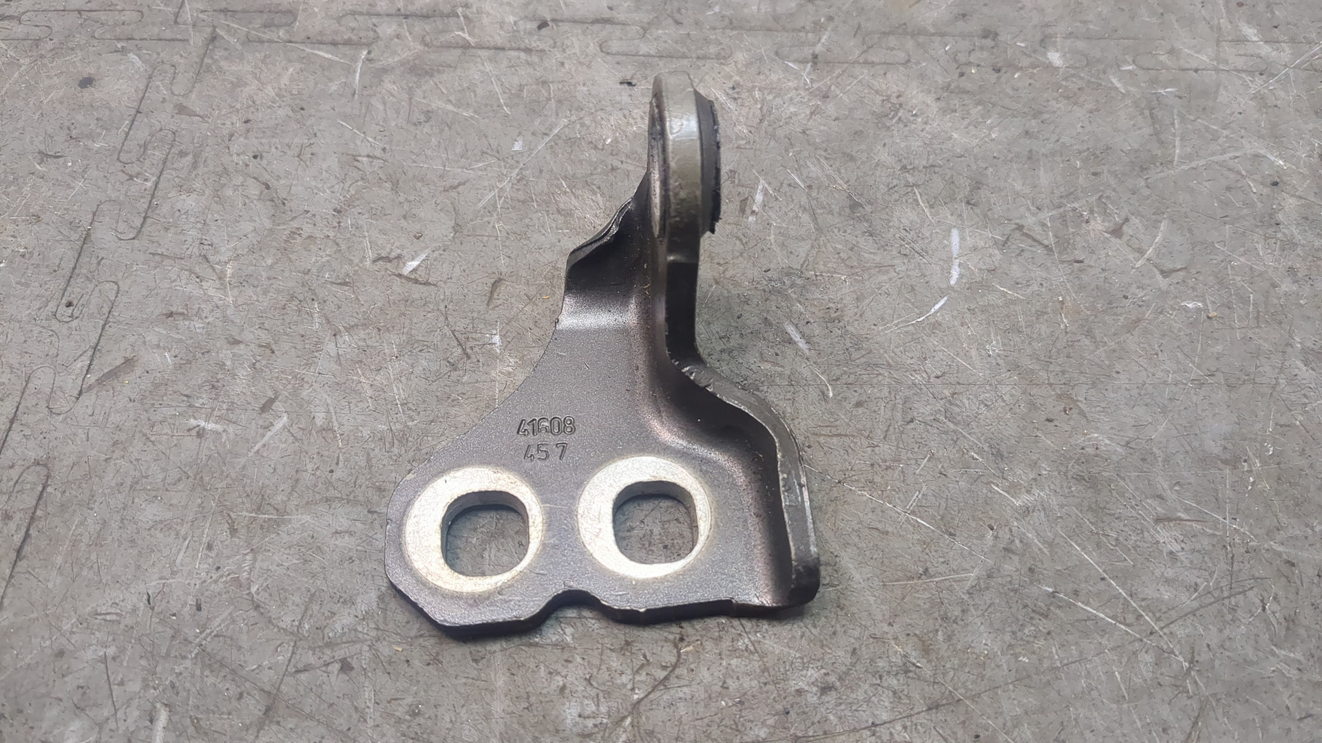 Петля двери