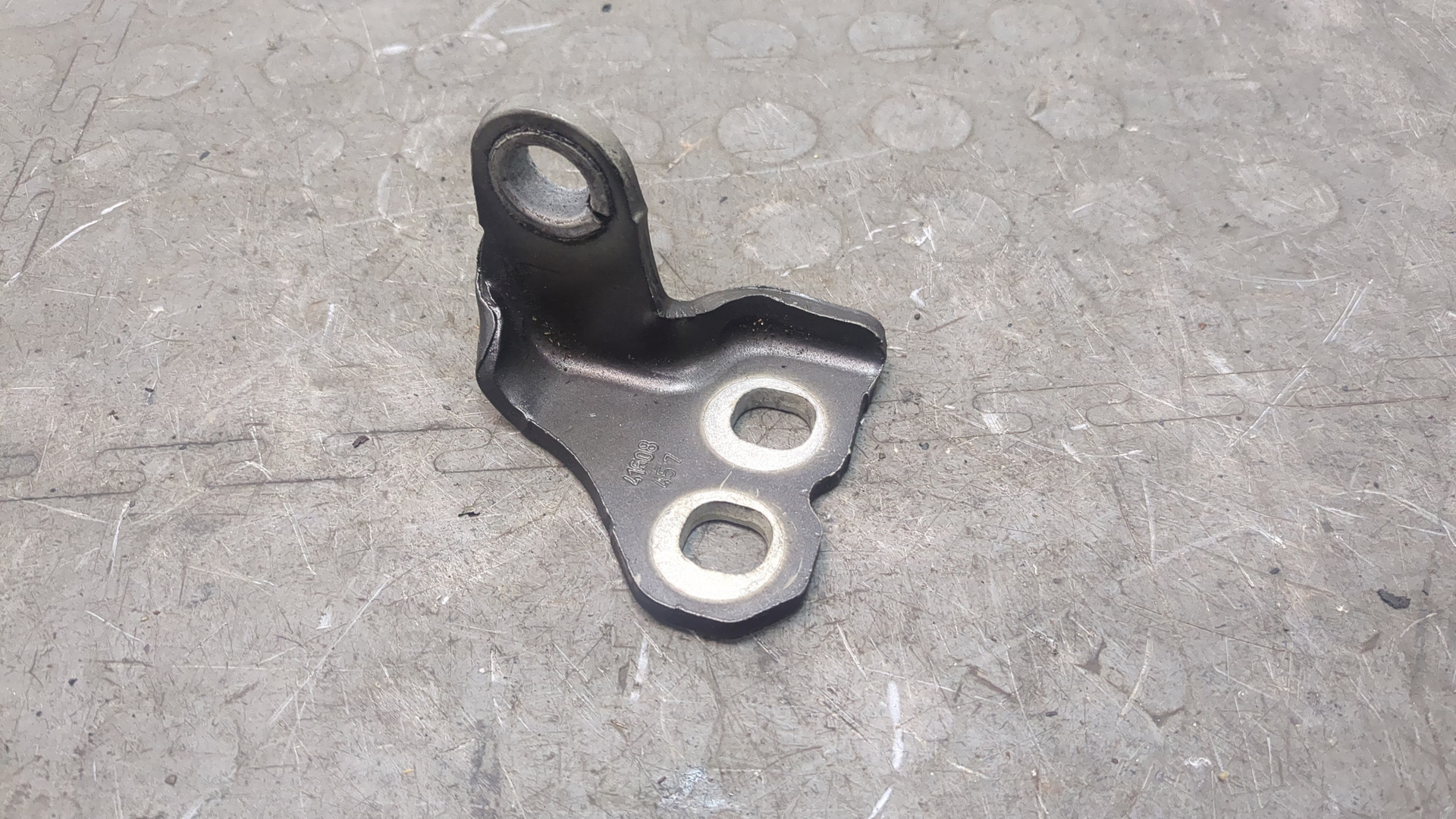 Петля двери