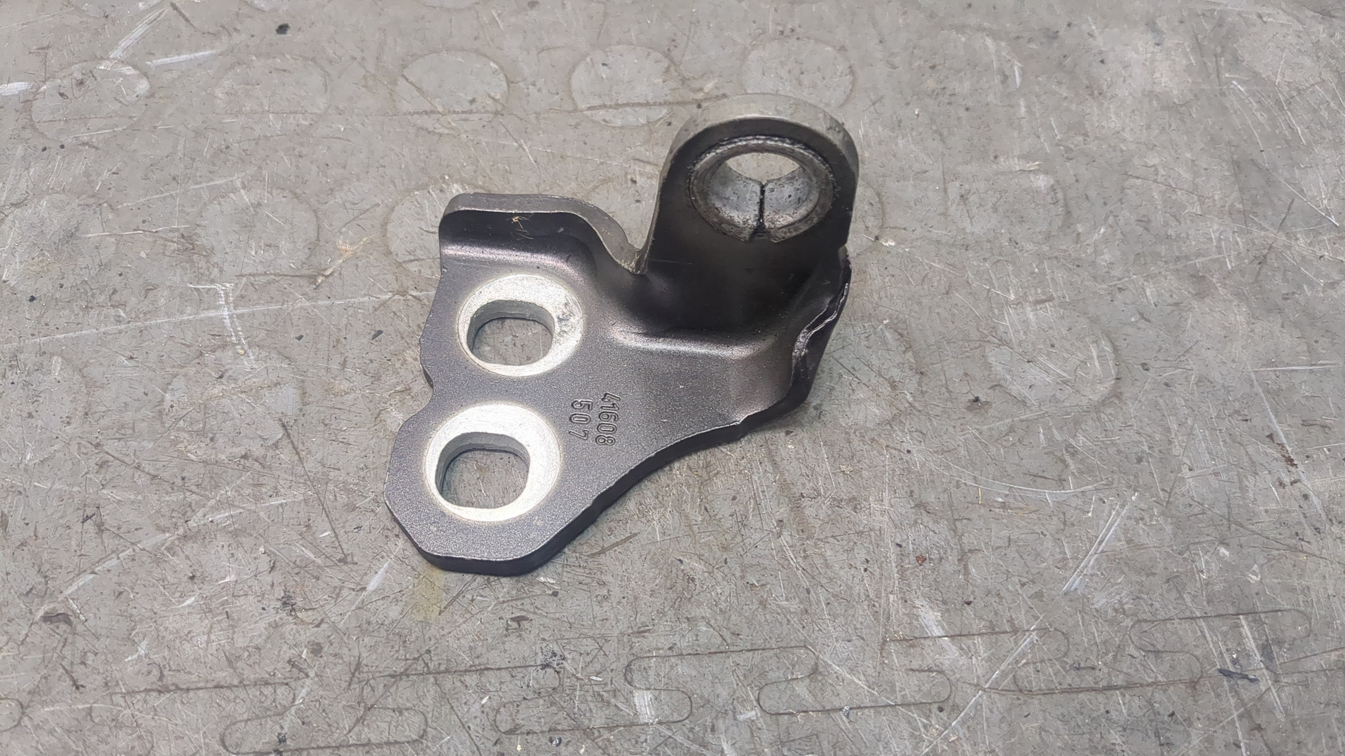 Петля двери