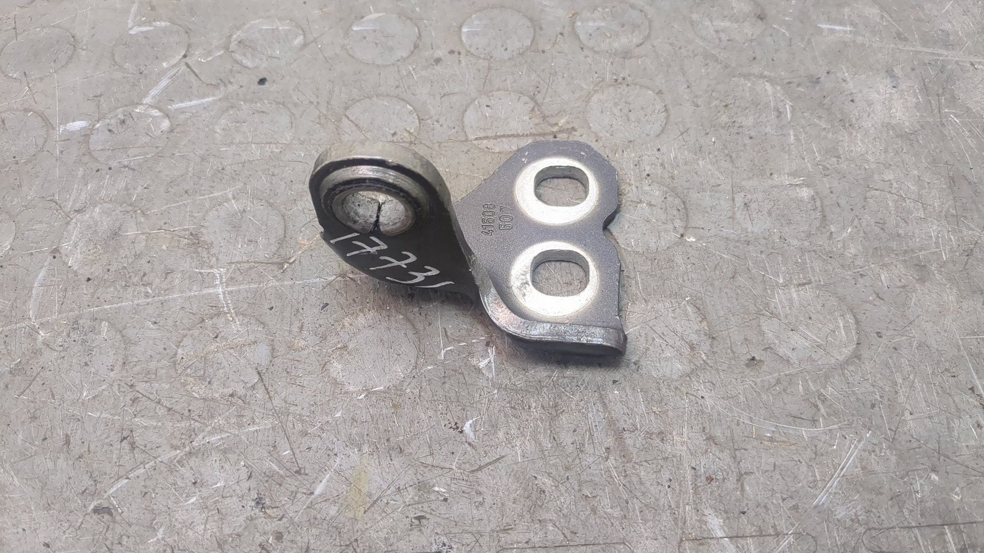 Петля двери