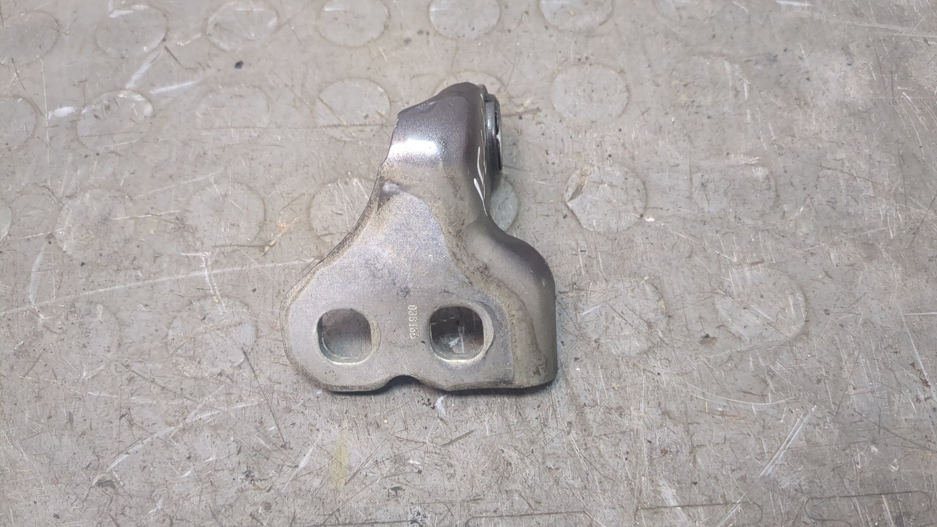 Петля двери