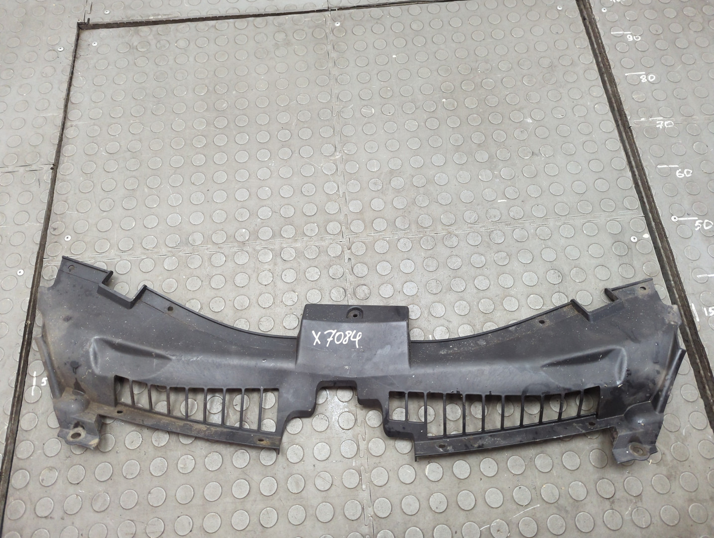 Кожух замка капота