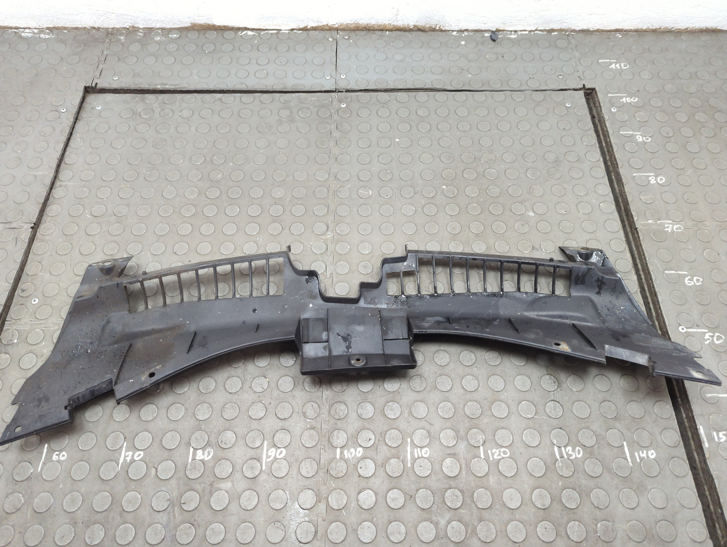 Кожух замка капота