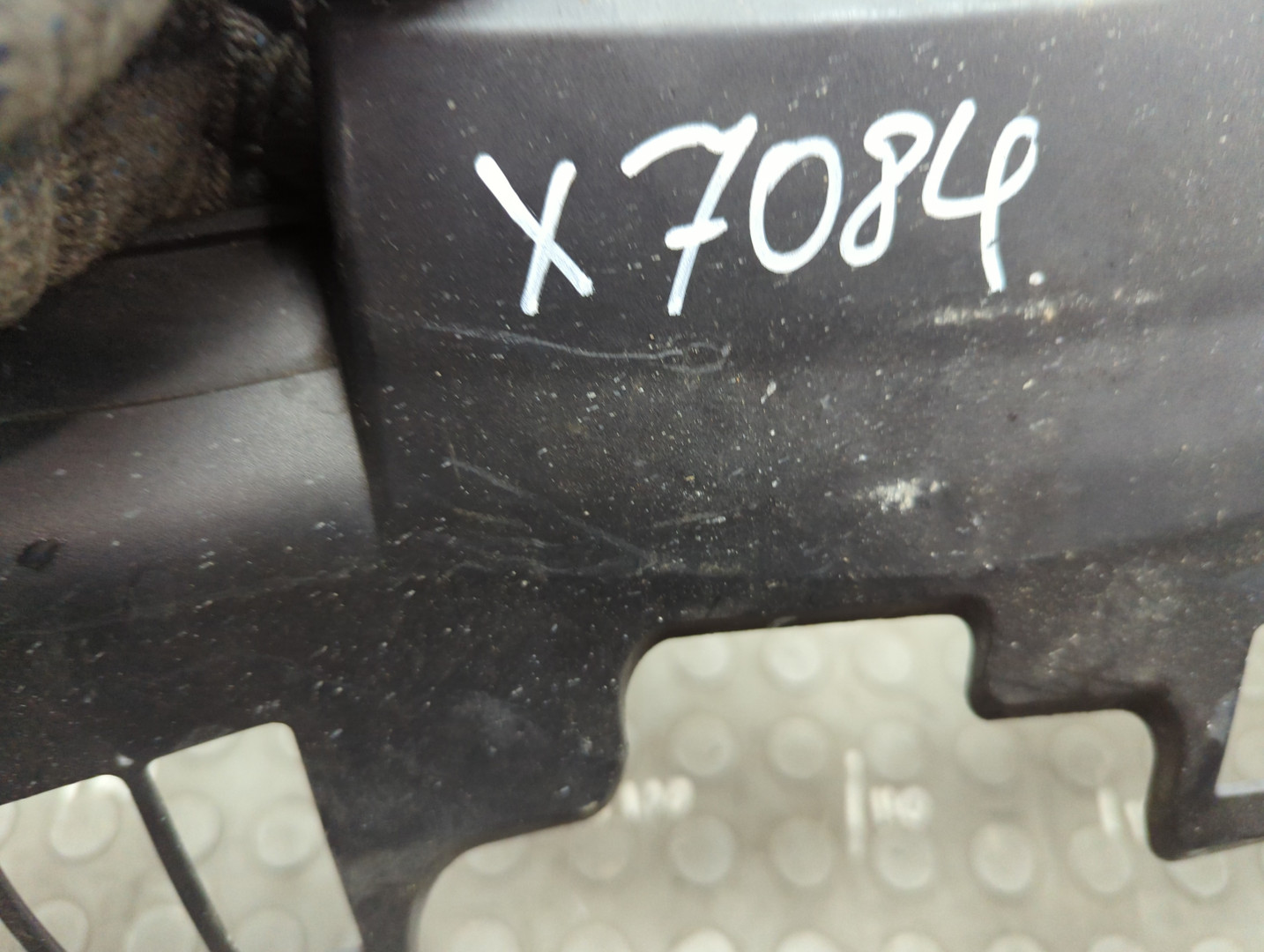 Кожух замка капота