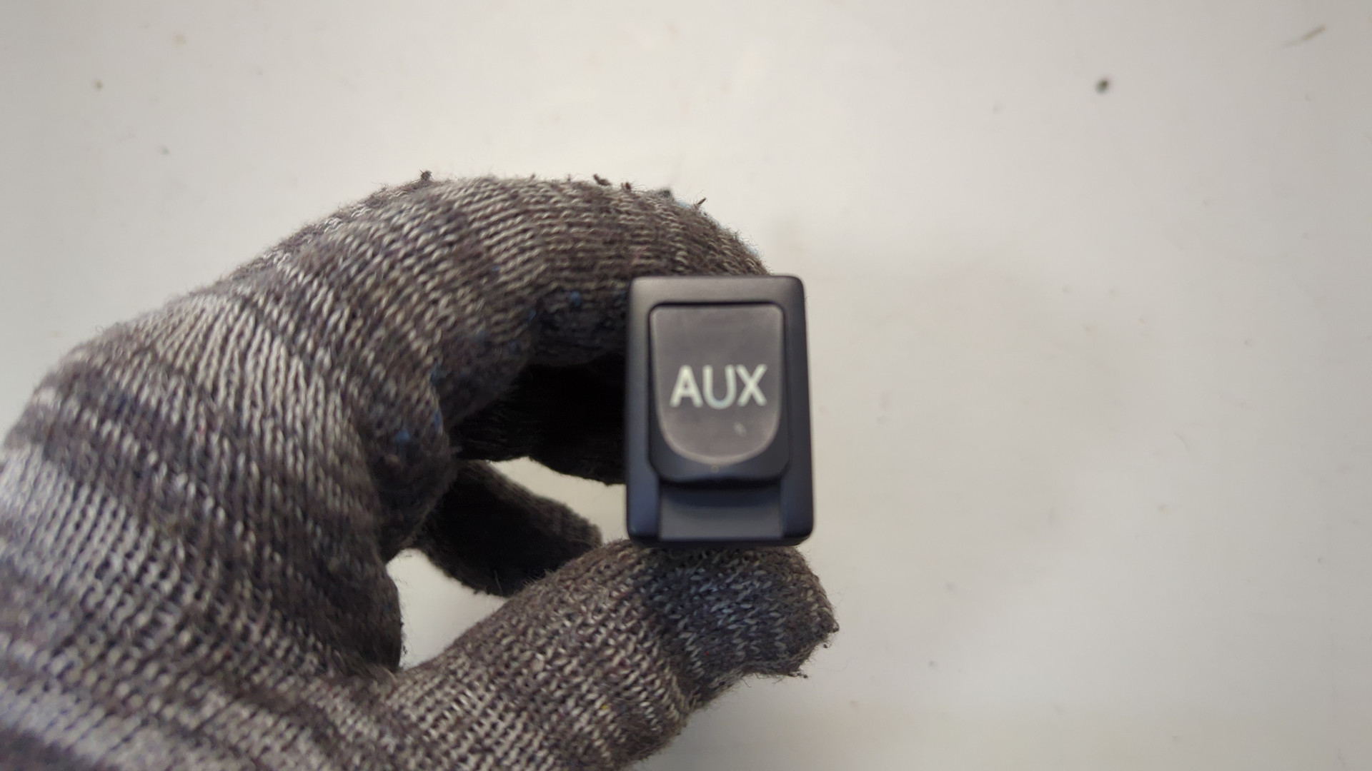Гнездо AUX / USB IN