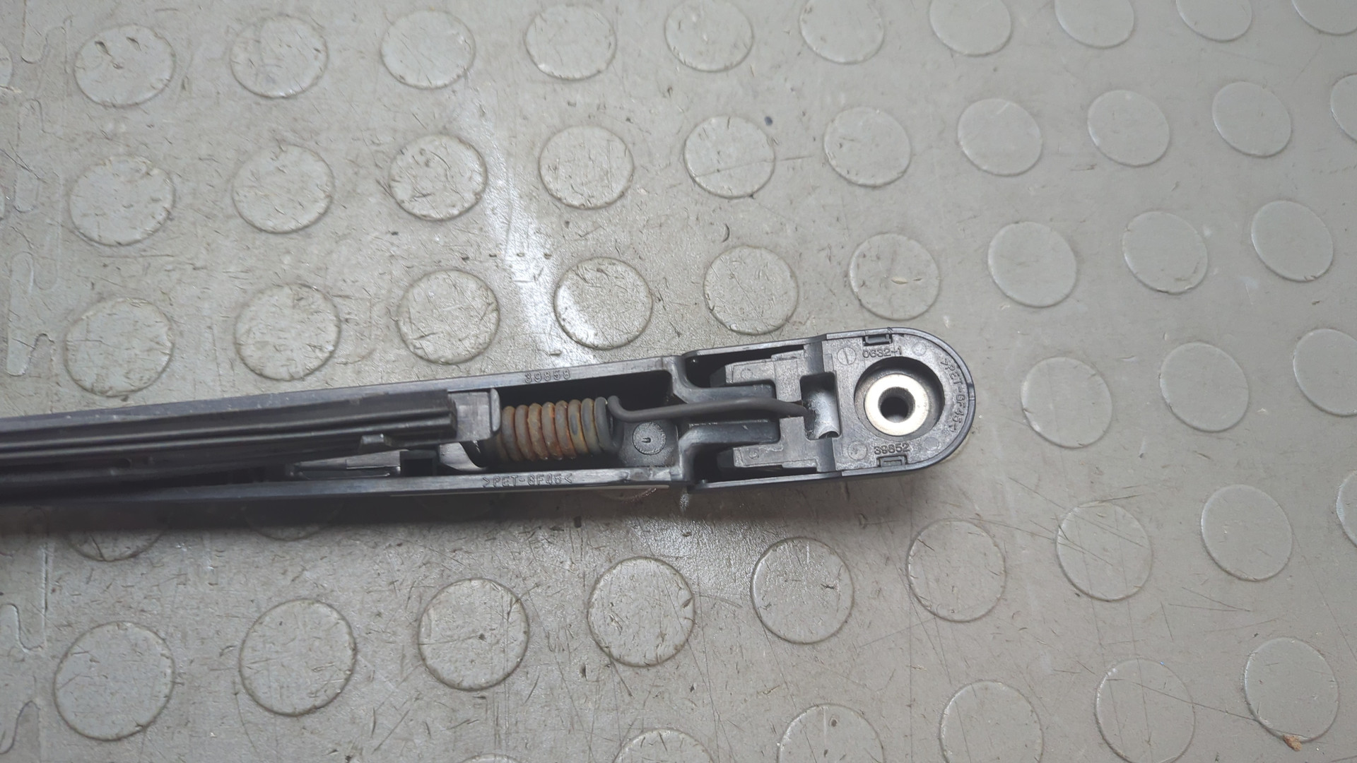 Поводок стеклоочистителя заднего