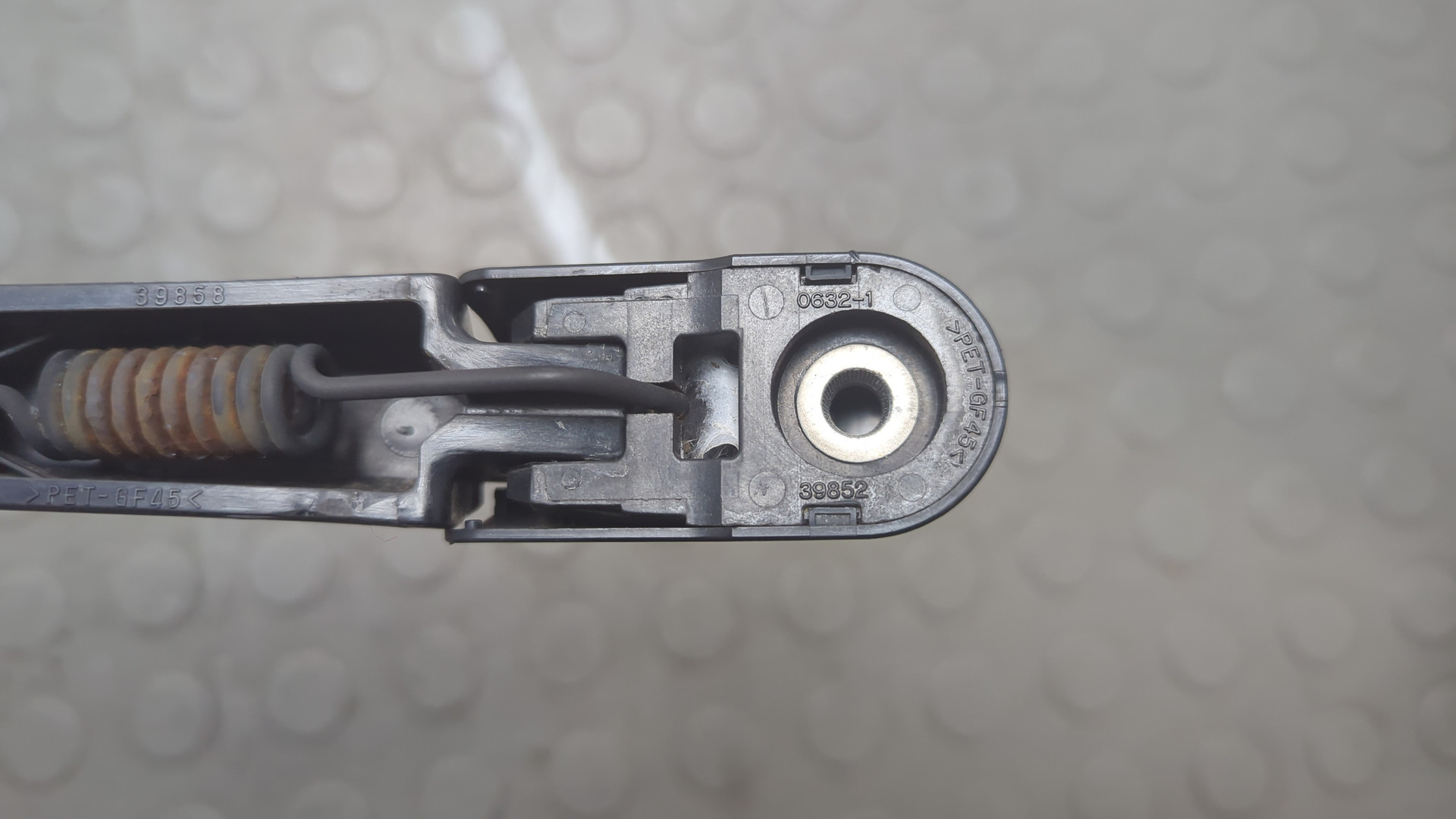 Поводок стеклоочистителя заднего