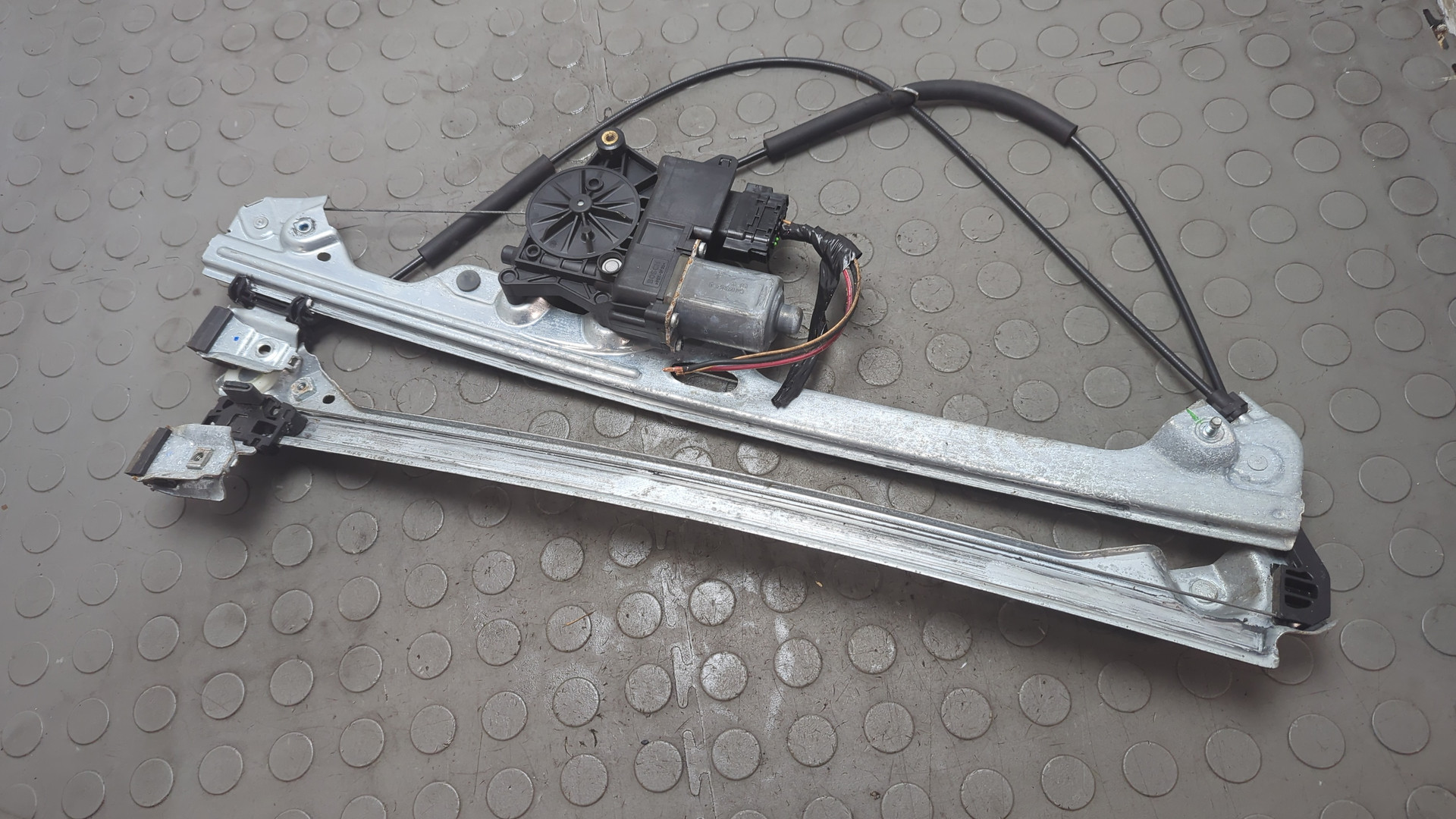 Стеклоподъемник электр. передний правый