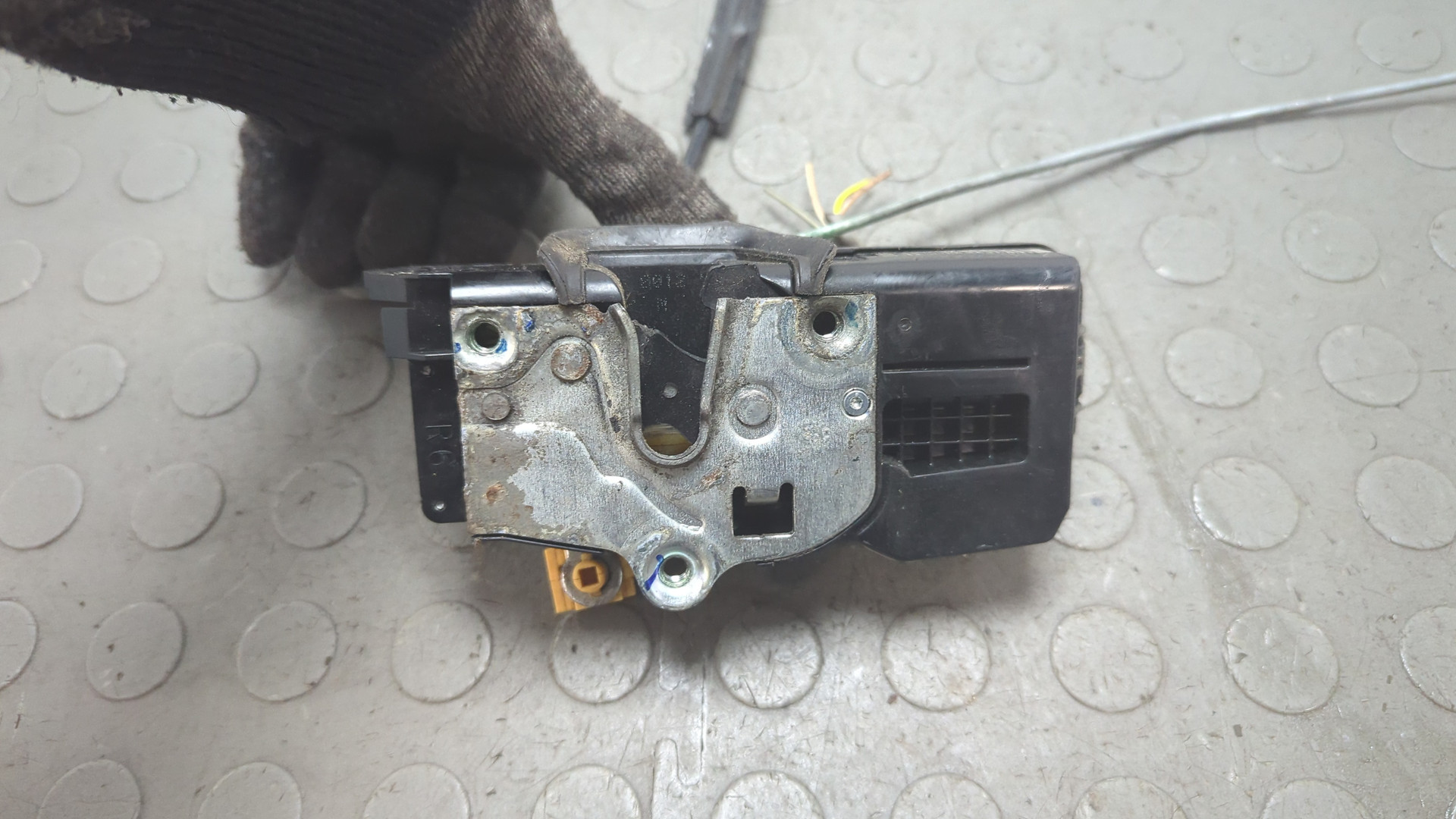 Замок двери передней правой