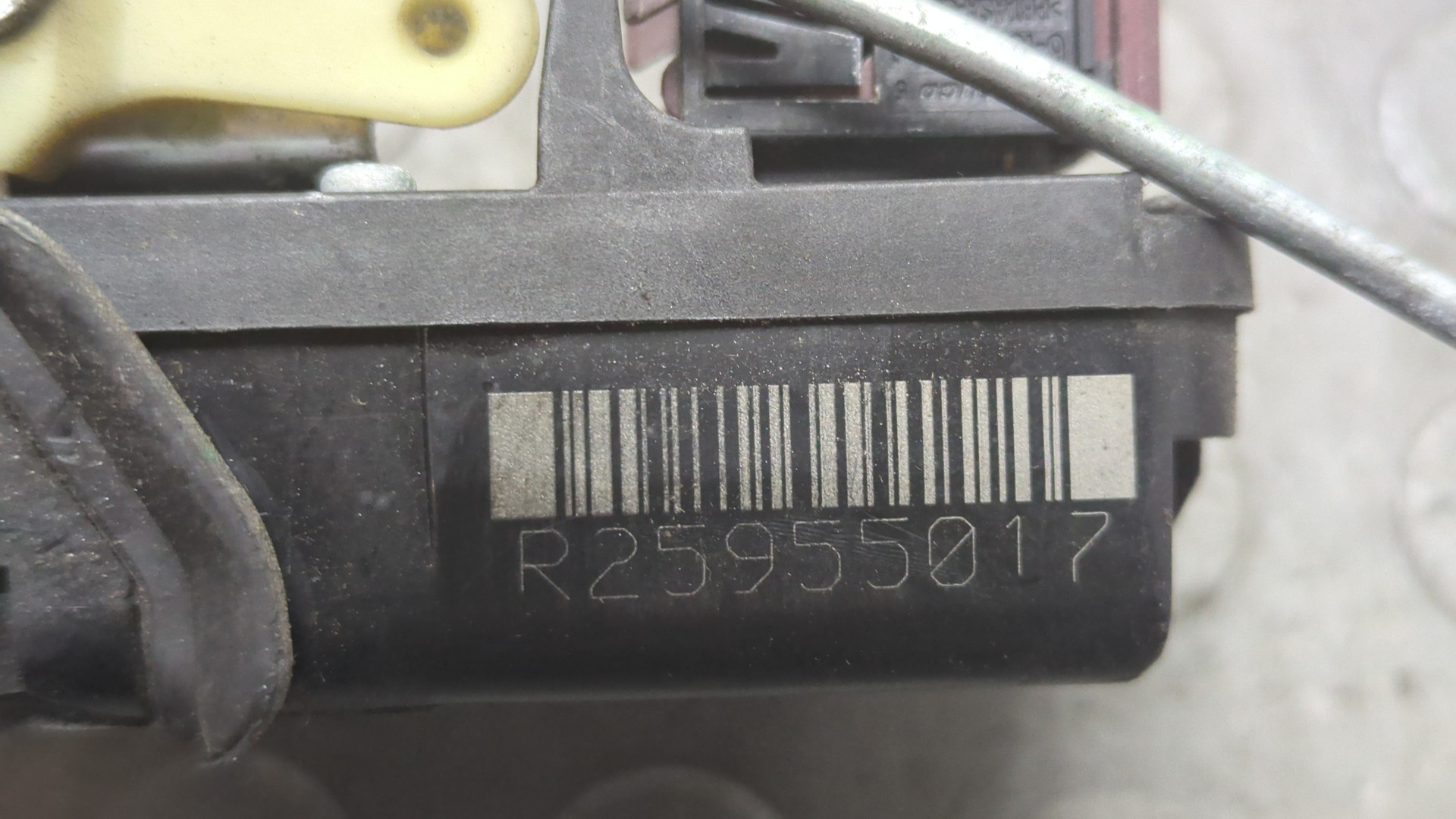 Замок двери передней правой