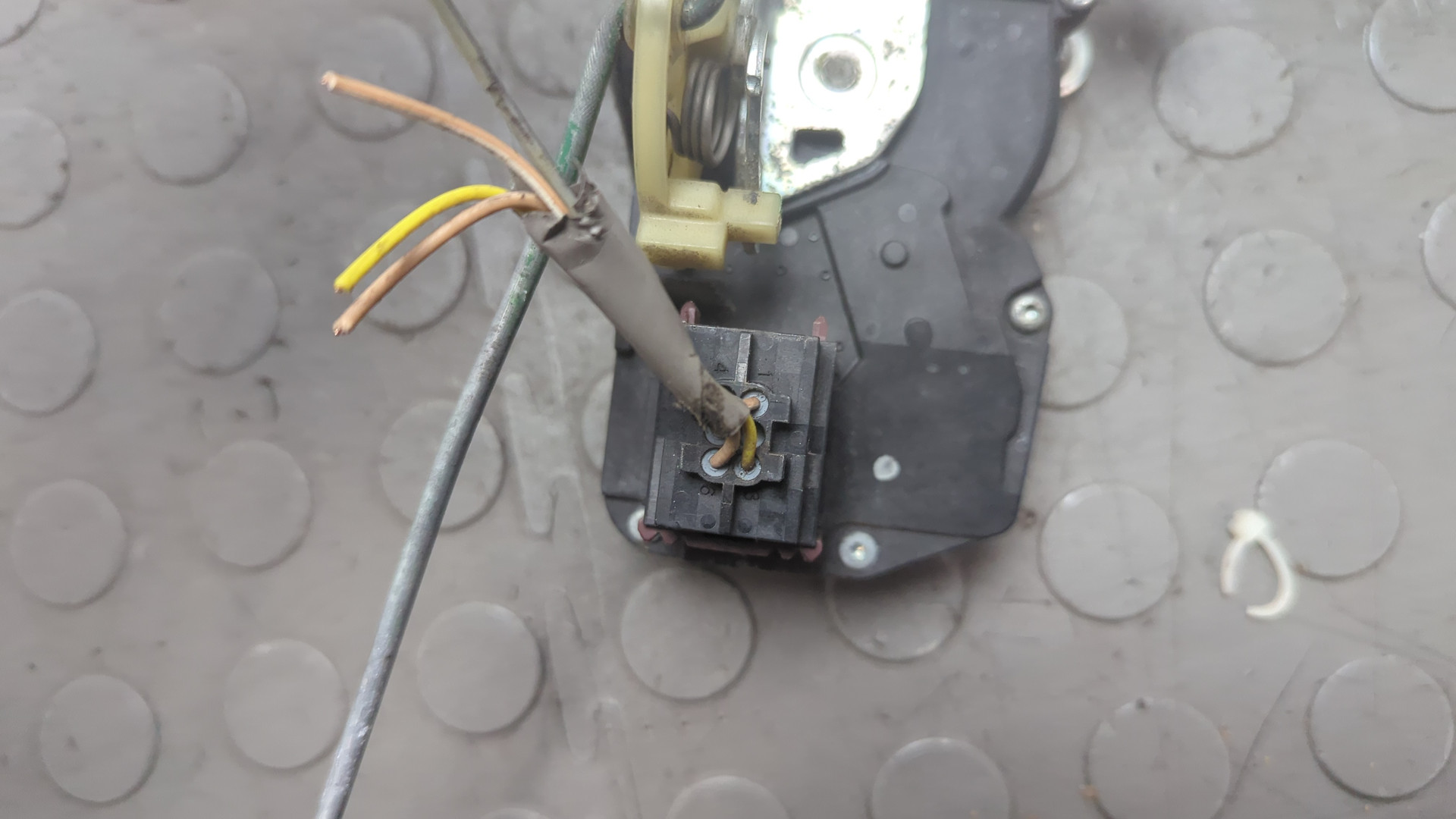 Замок двери передней правой