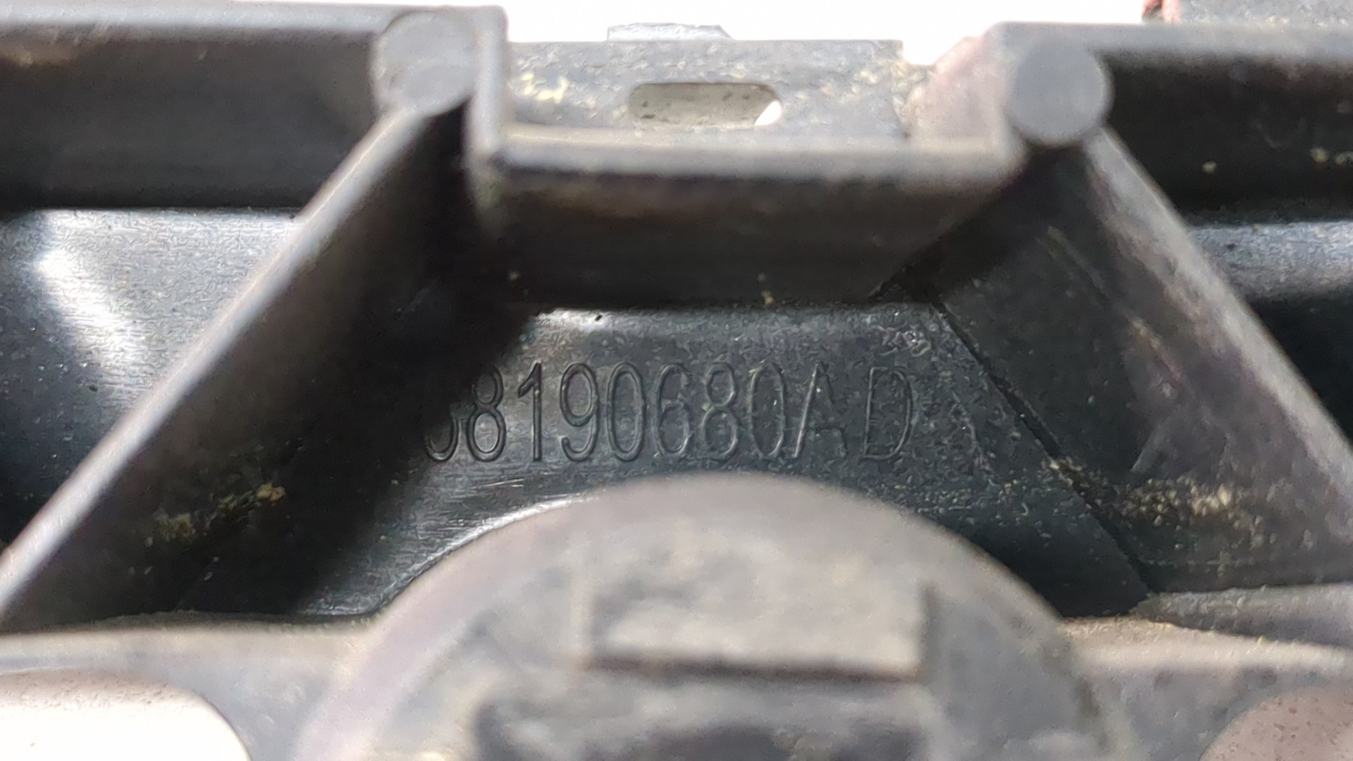 Кронштейн заднего бампера правый