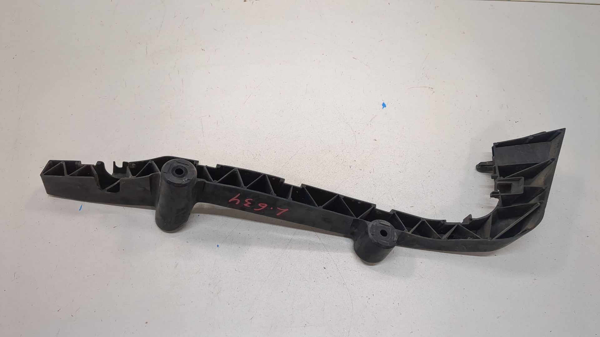 Кронштейн заднего бампера правый