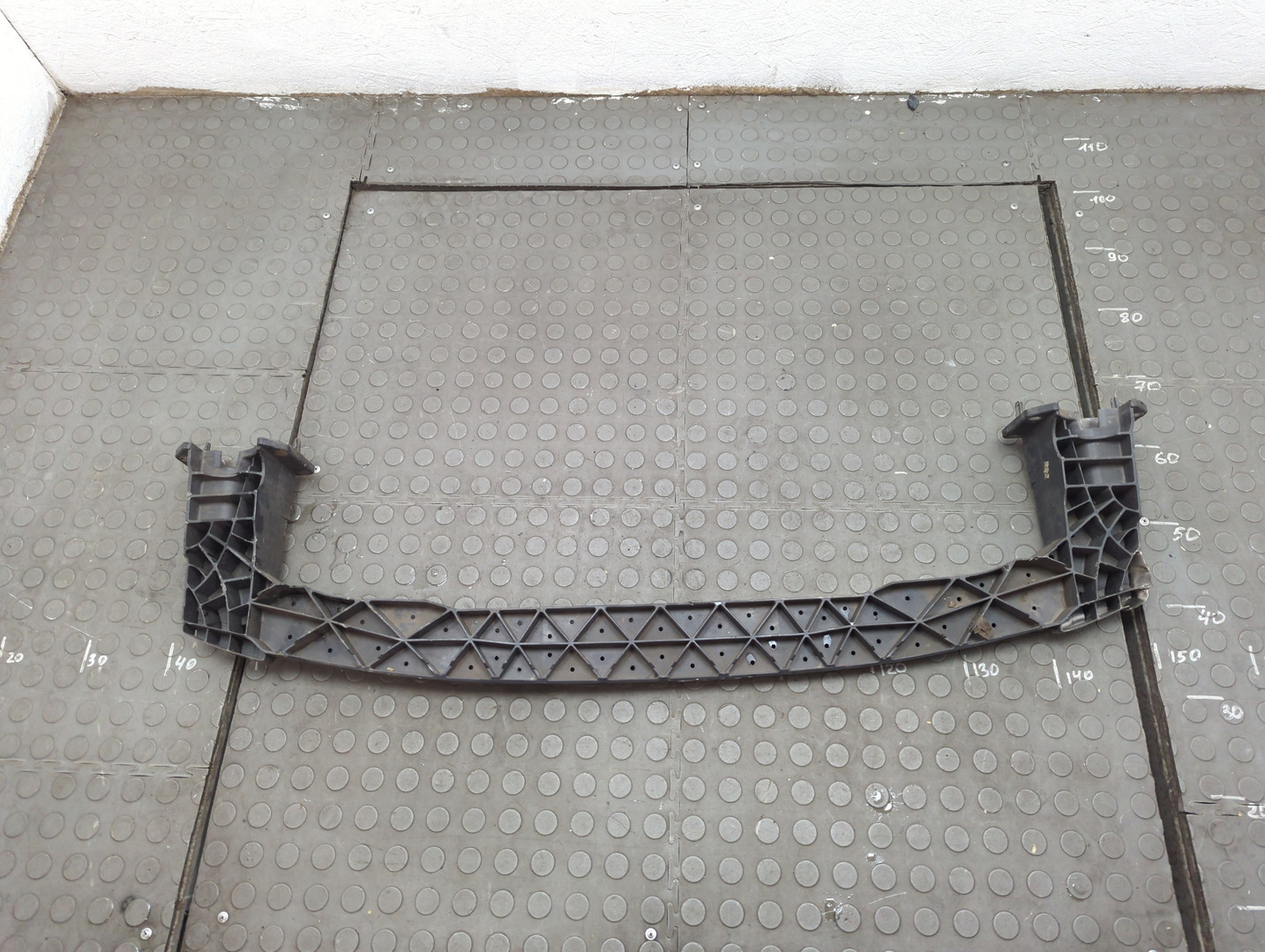 Усилитель переднего бампера