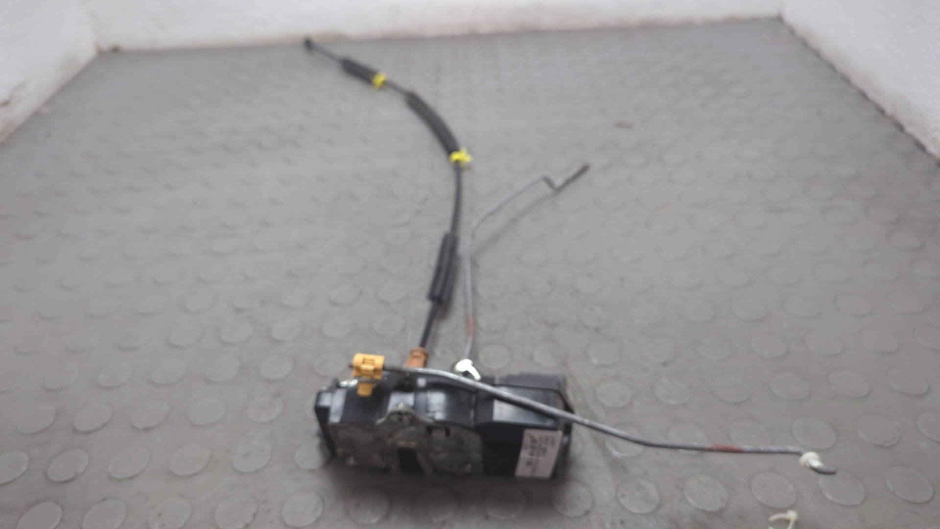 Замок двери передней левой